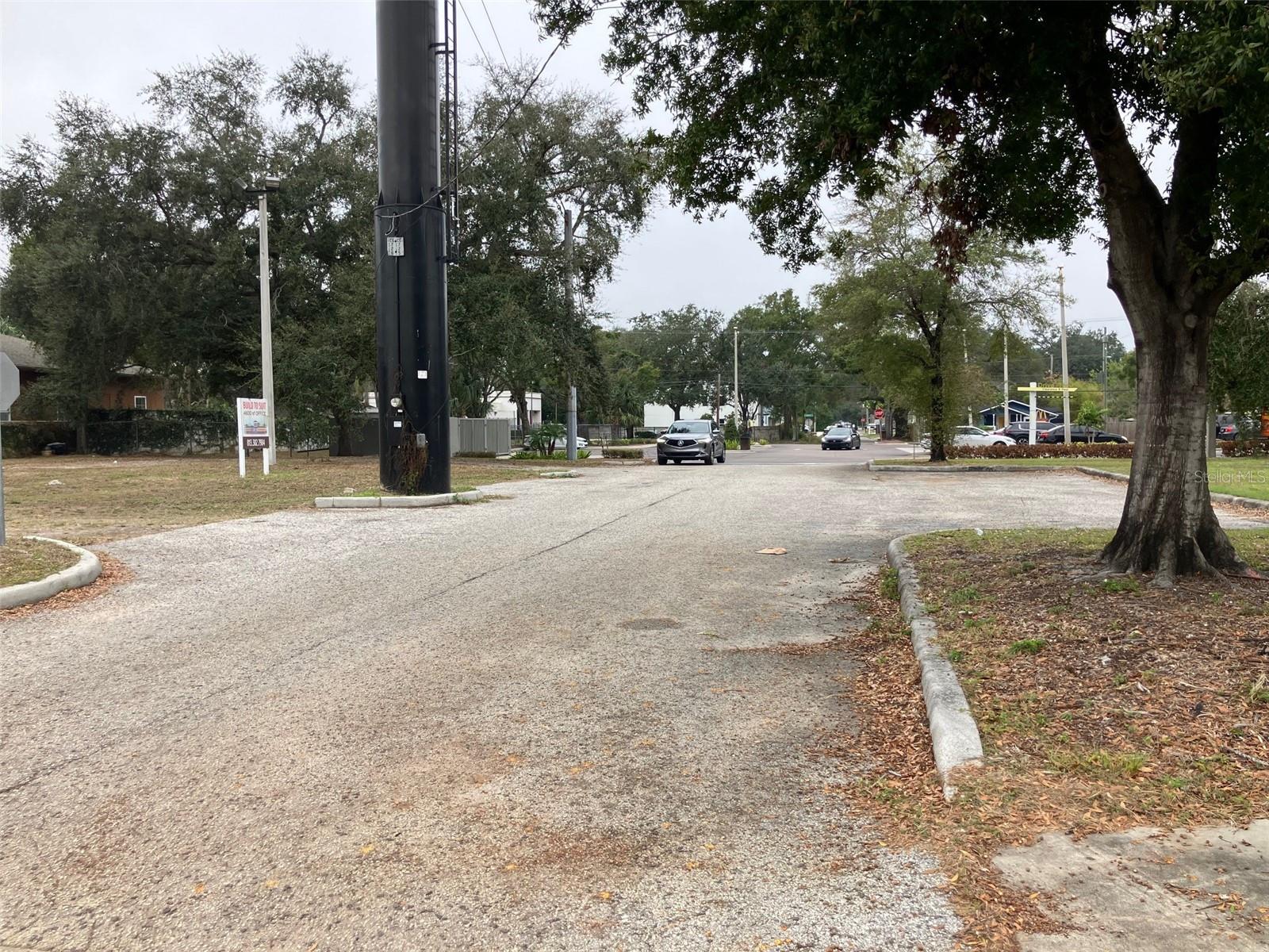 Listing photo id 2 for 3900 Marguerite Avenue