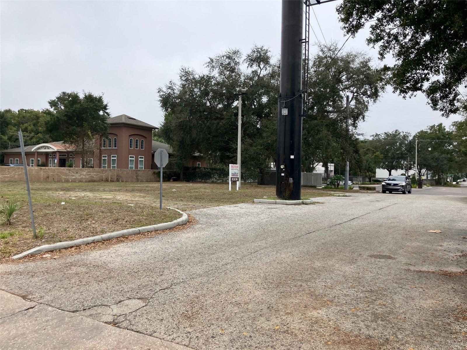 Listing photo id 3 for 3900 Marguerite Avenue