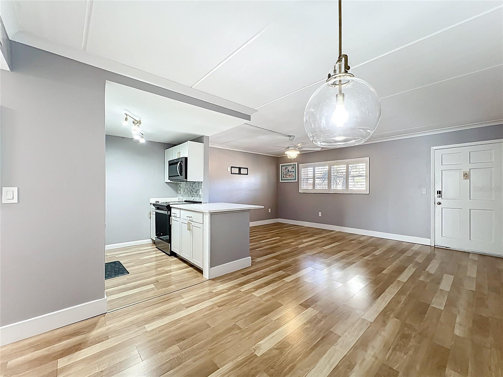 Image 10 of 39 For 12760 Indian Rocks Road 583