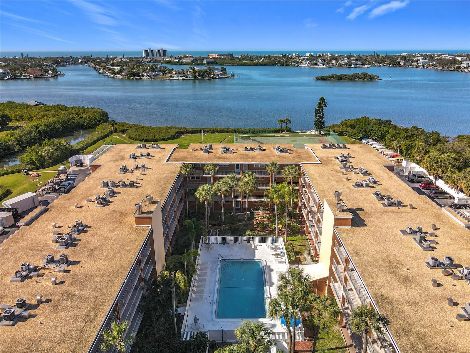 Image 19 of 39 For 12760 Indian Rocks Road 583