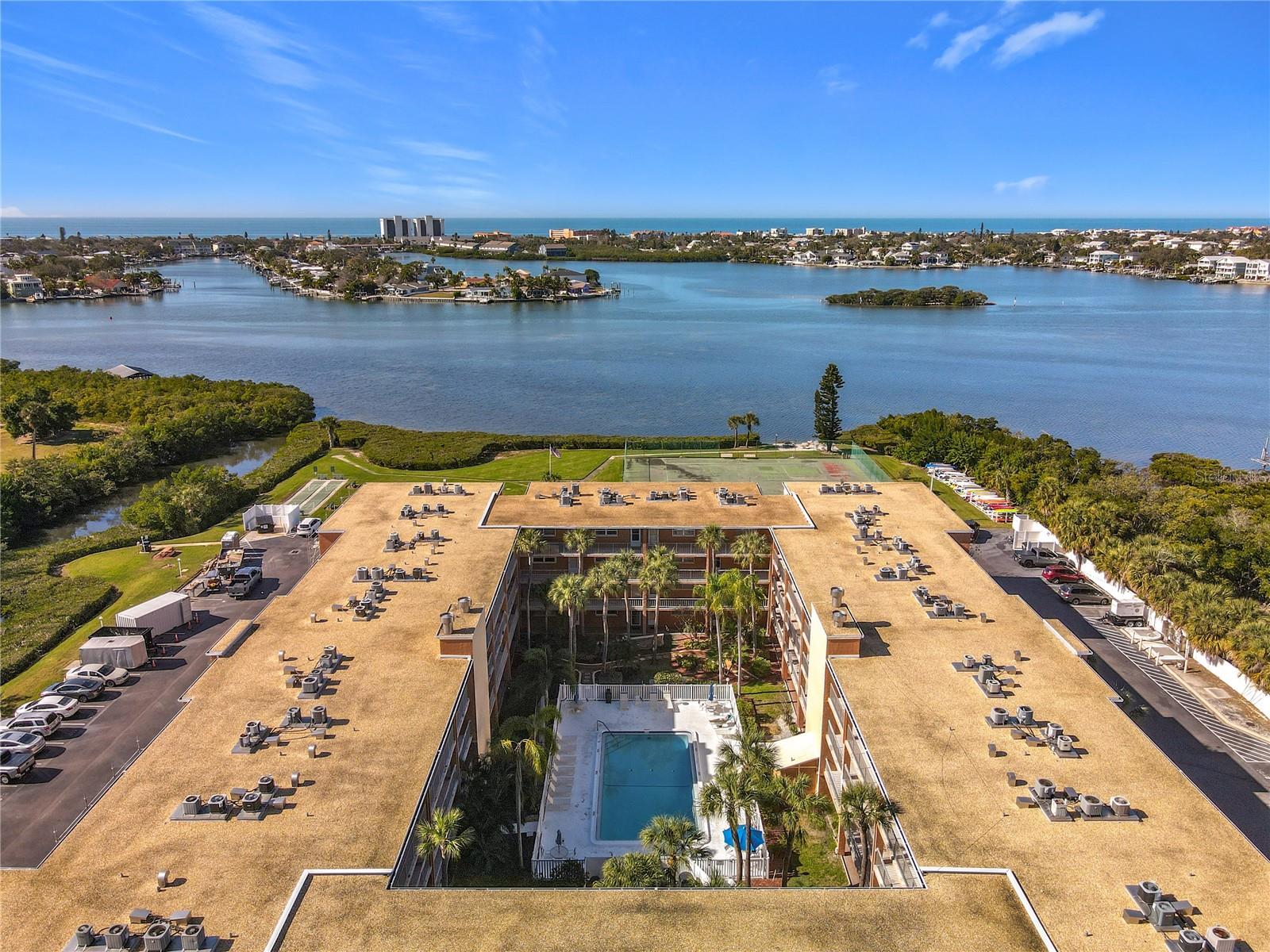 Image 20 of 39 For 12760 Indian Rocks Road 583