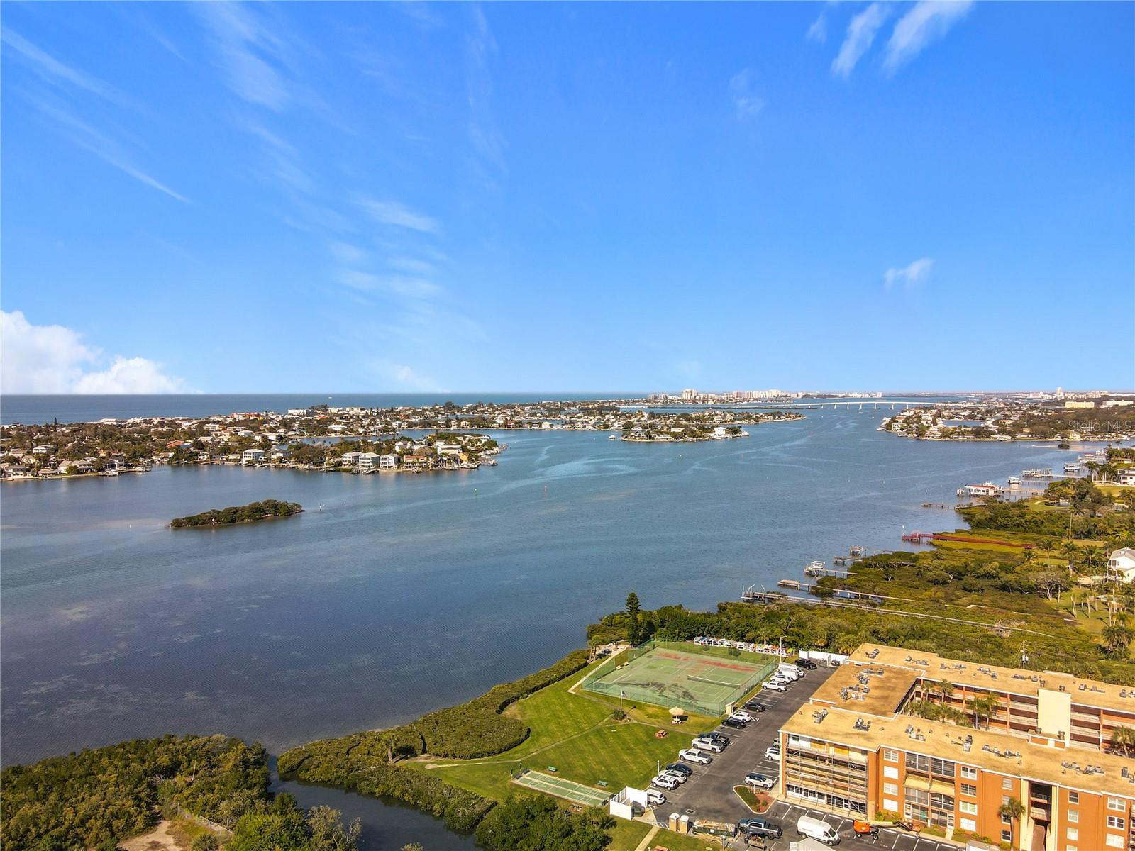 Image 30 of 39 For 12760 Indian Rocks Road 583