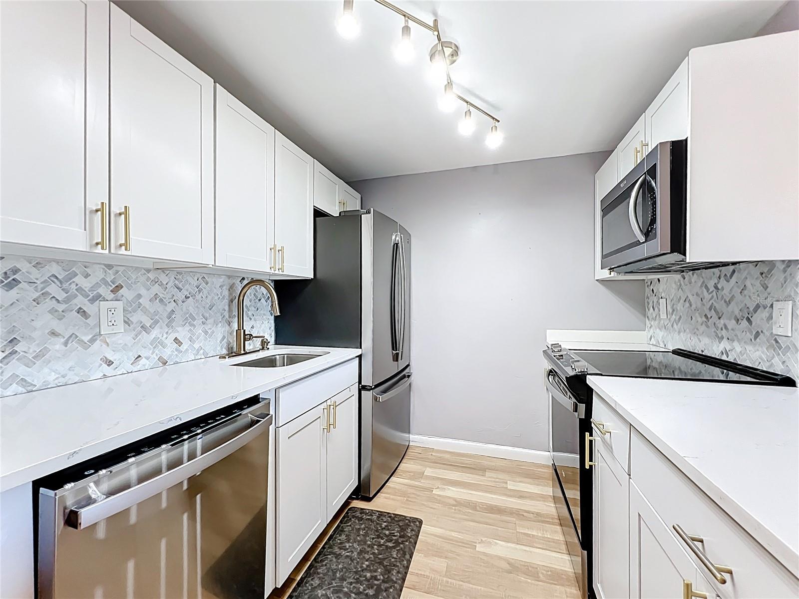 Image 7 of 39 For 12760 Indian Rocks Road 583