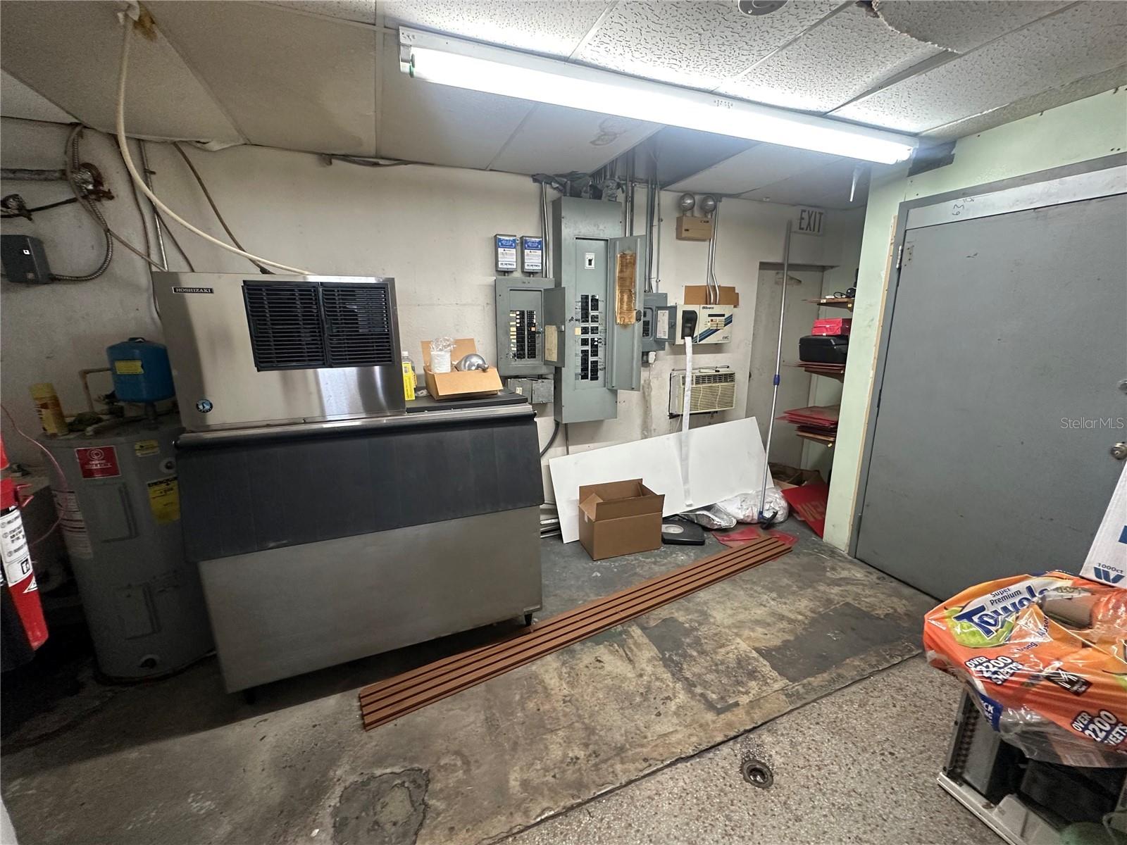 Listing photo id 9 for 1345 Kathleen Road