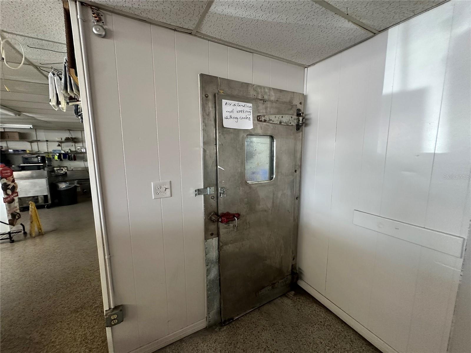 Listing photo id 5 for 1345 Kathleen Road