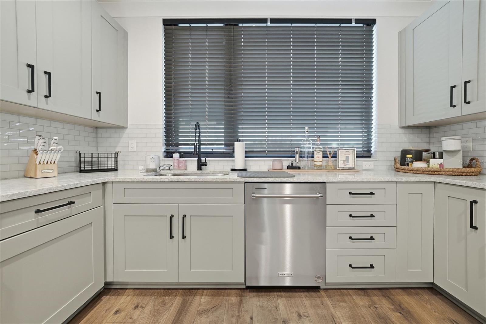 Image 14 of 75 For 2511 Grady Avenue 91