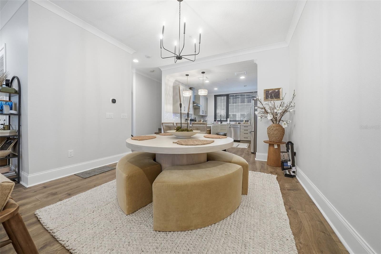 Image 18 of 75 For 2511 Grady Avenue 91