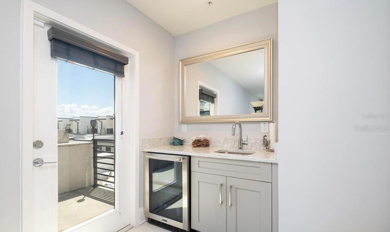 Image 23 of 75 For 2511 Grady Avenue 91