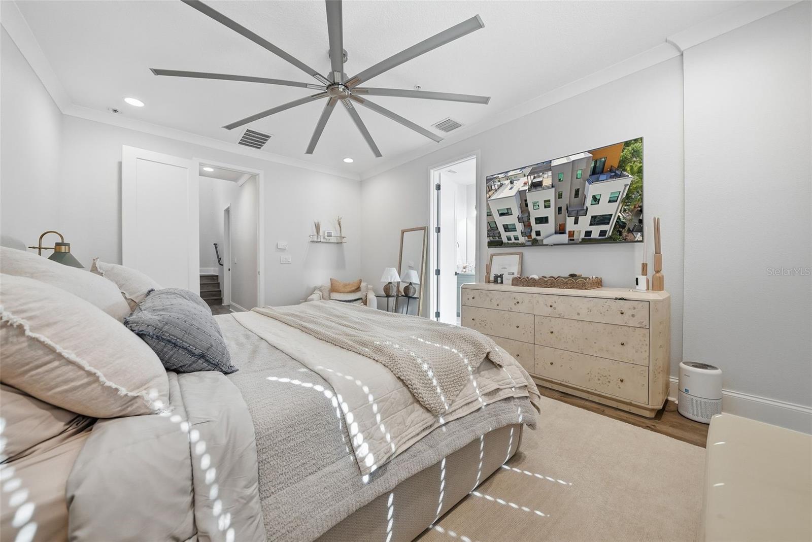 Image 30 of 75 For 2511 Grady Avenue 91