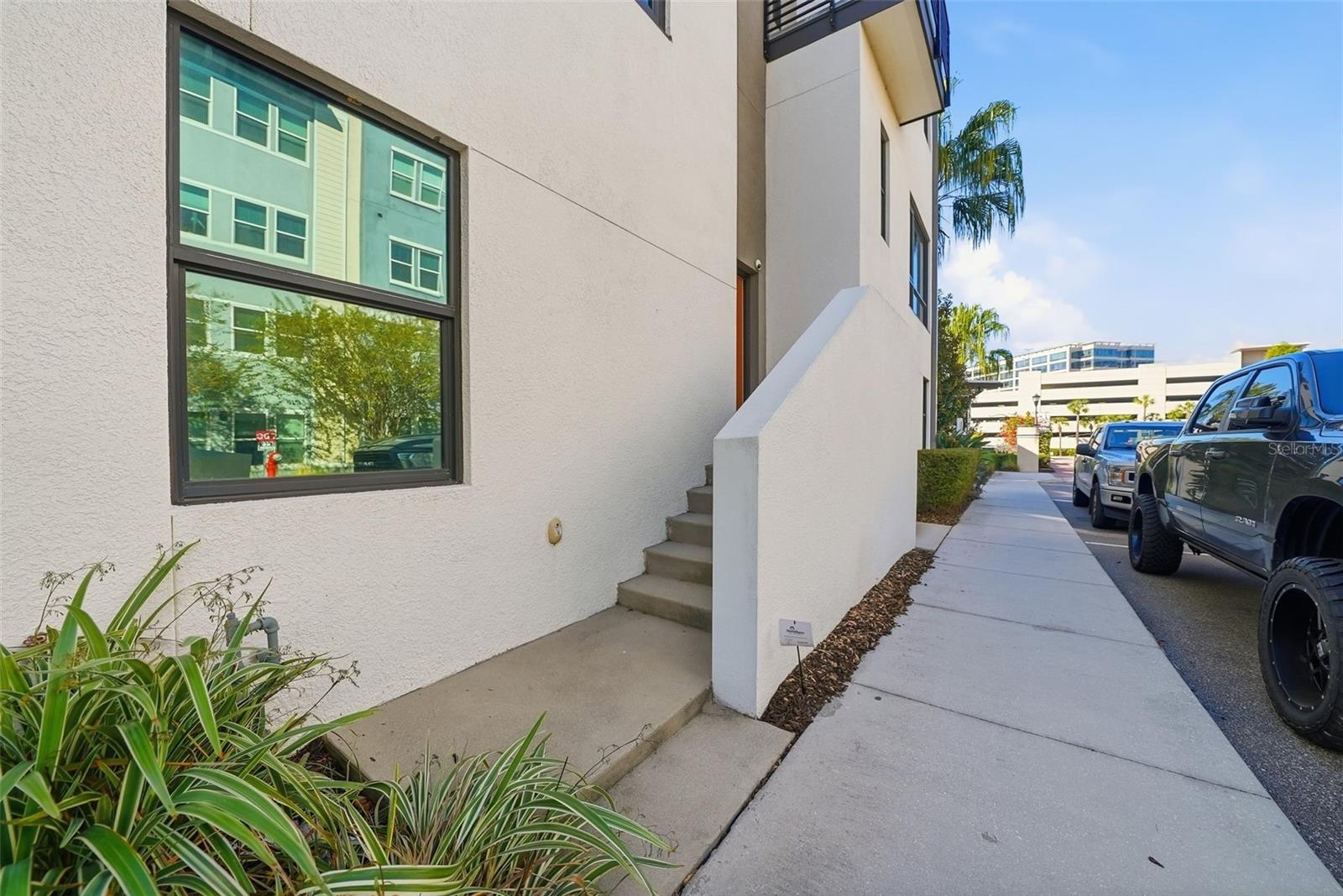 Image 38 of 75 For 2511 Grady Avenue 91