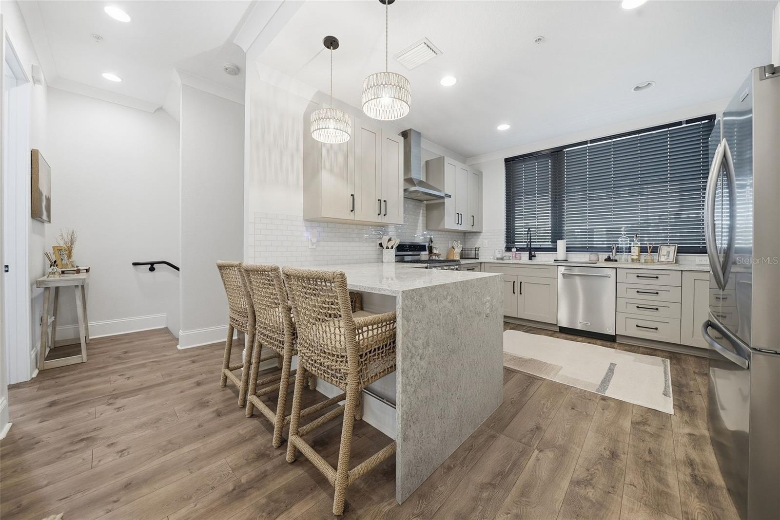 Image 4 of 75 For 2511 Grady Avenue 91