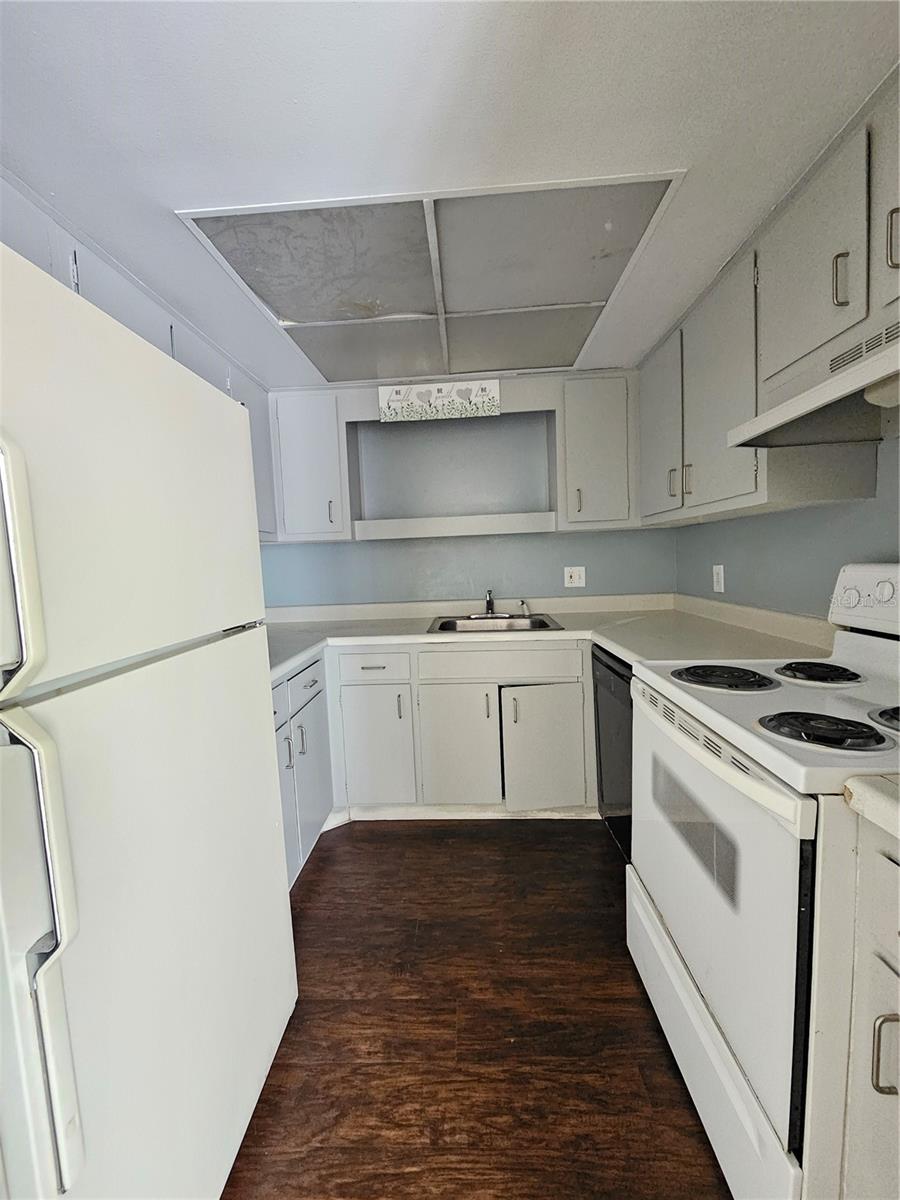 Listing photo id 4 for 7611 Paula Drive 4