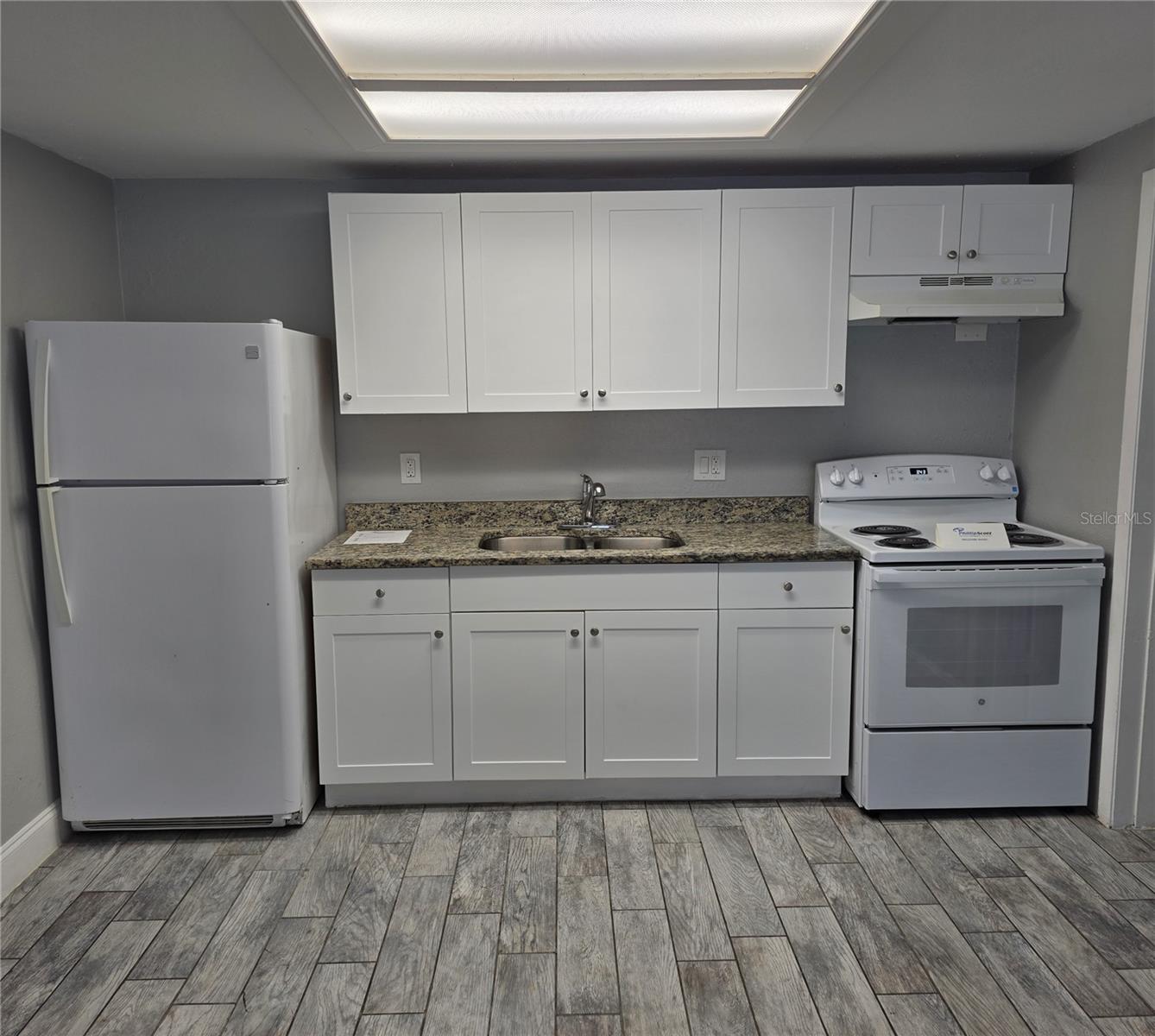 Image 3 of 10 For 1400 Strawberry Place 13