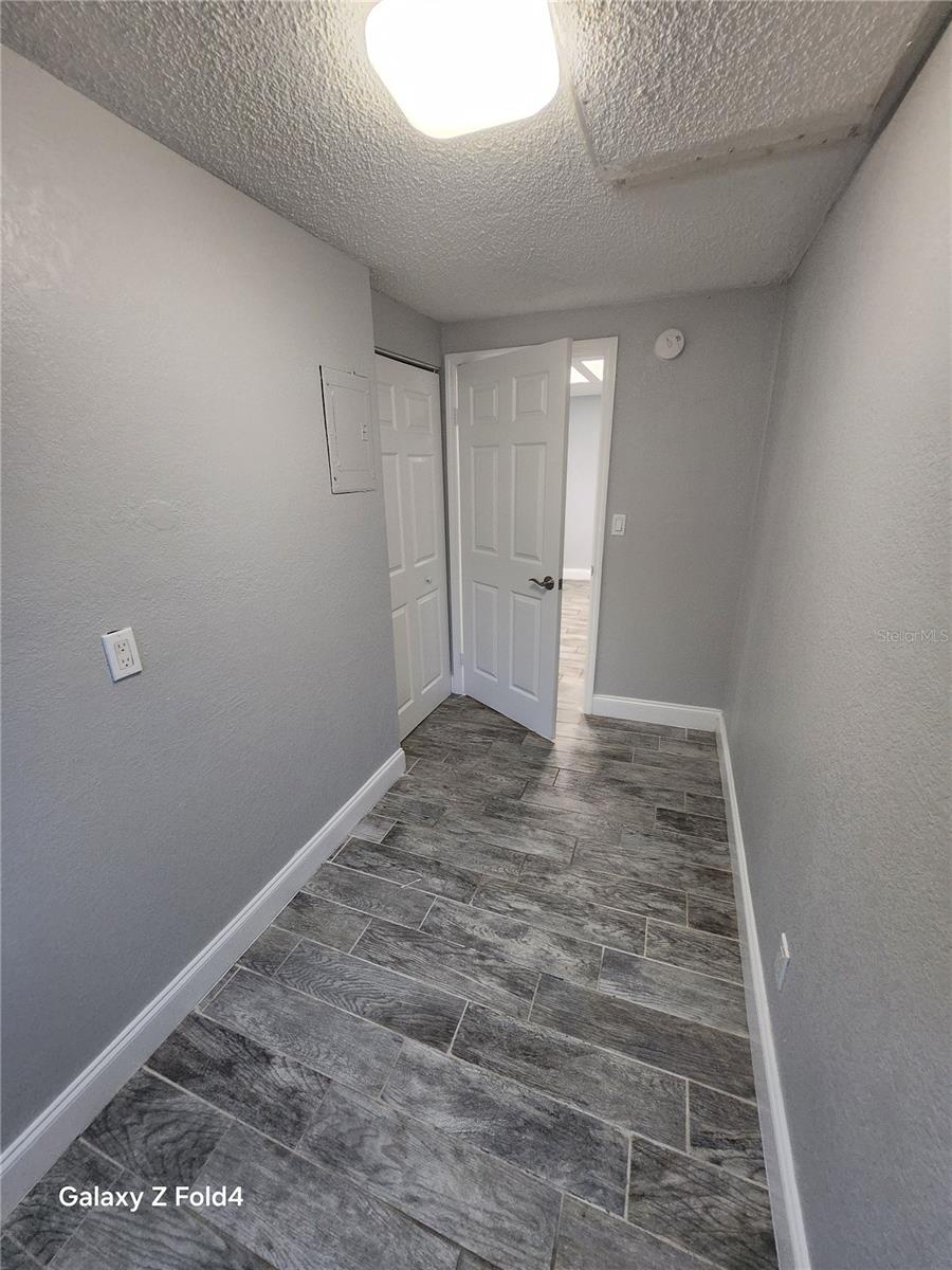 Image 10 of 11 For 1400 Strawberry Place 32