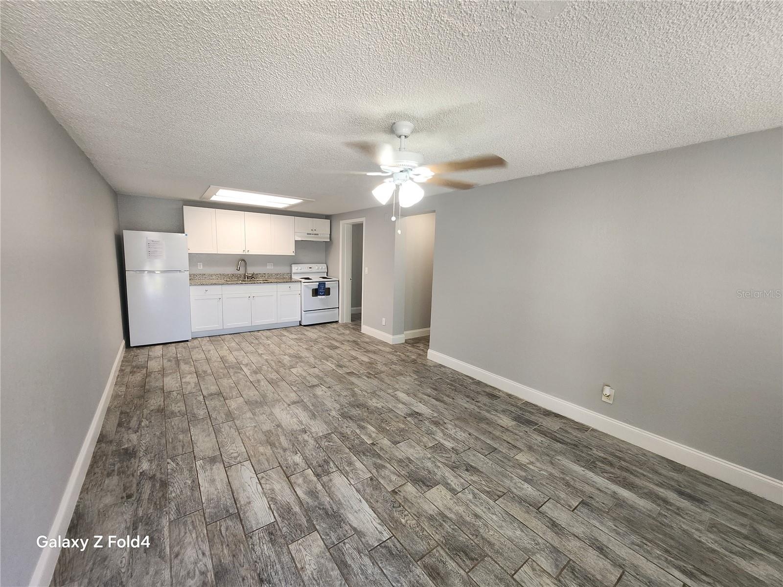 Image 2 of 11 For 1400 Strawberry Place 32