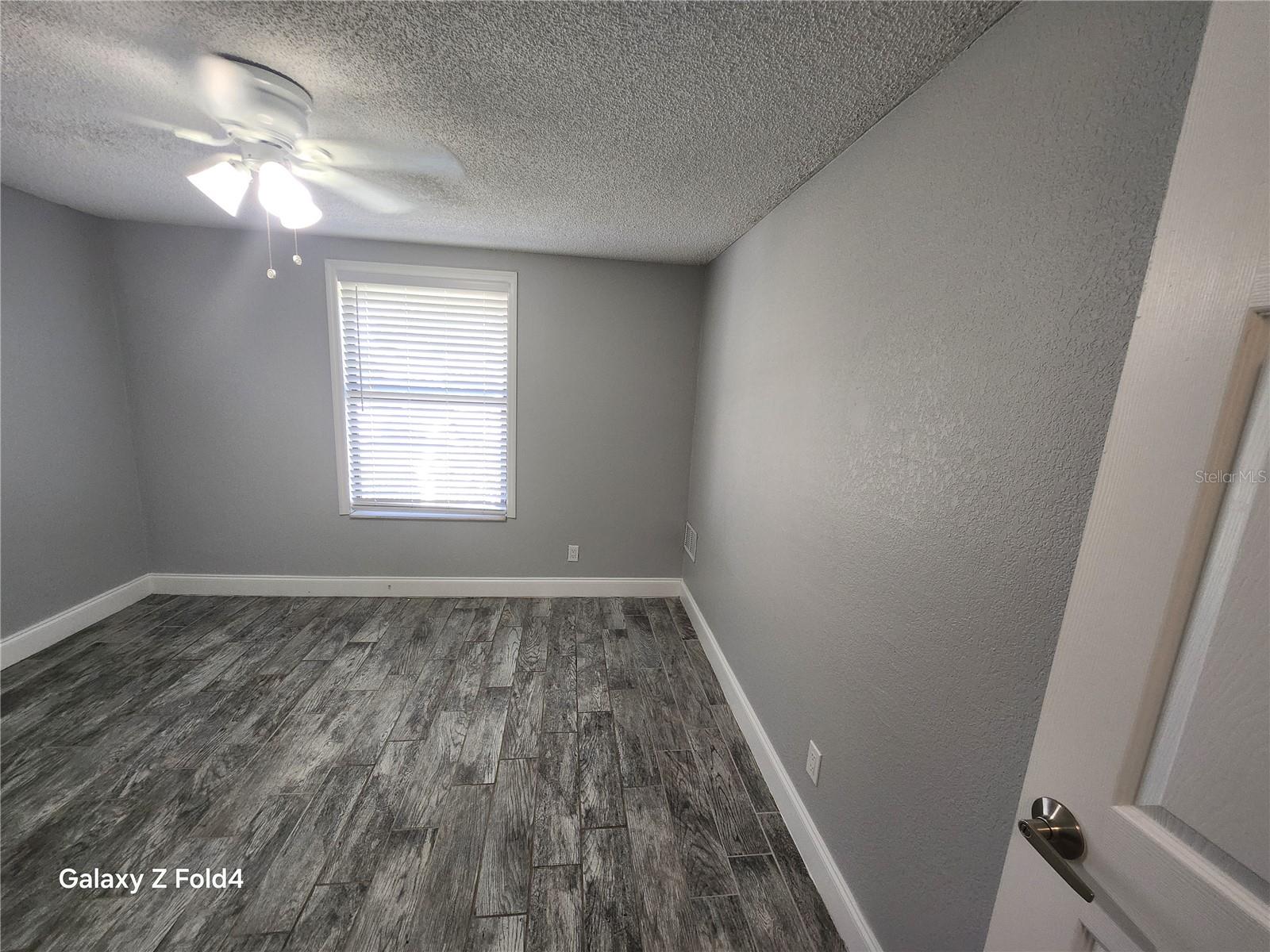 Image 6 of 11 For 1400 Strawberry Place 32