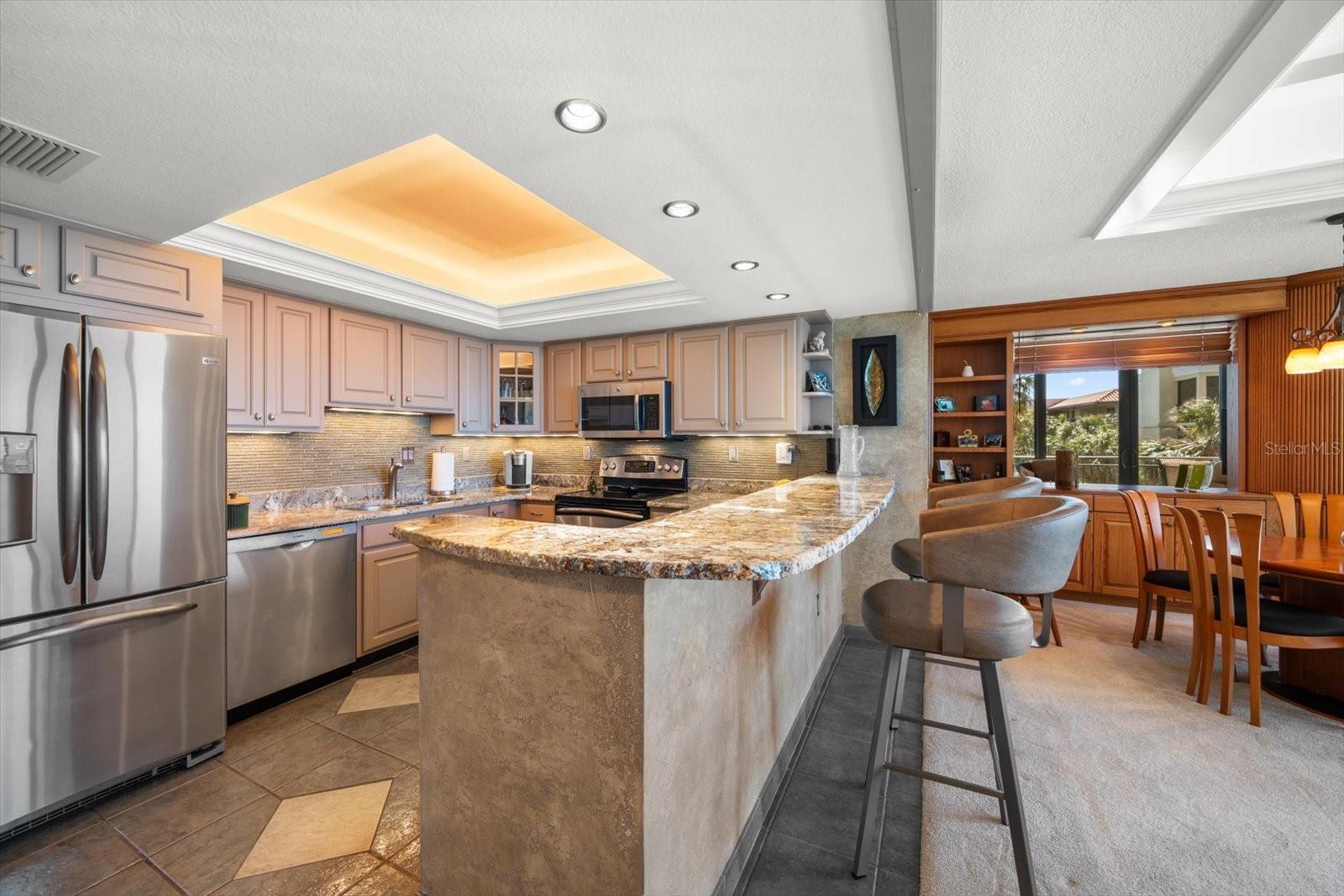 Listing photo id 11 for 7600 Bayshore Drive 204