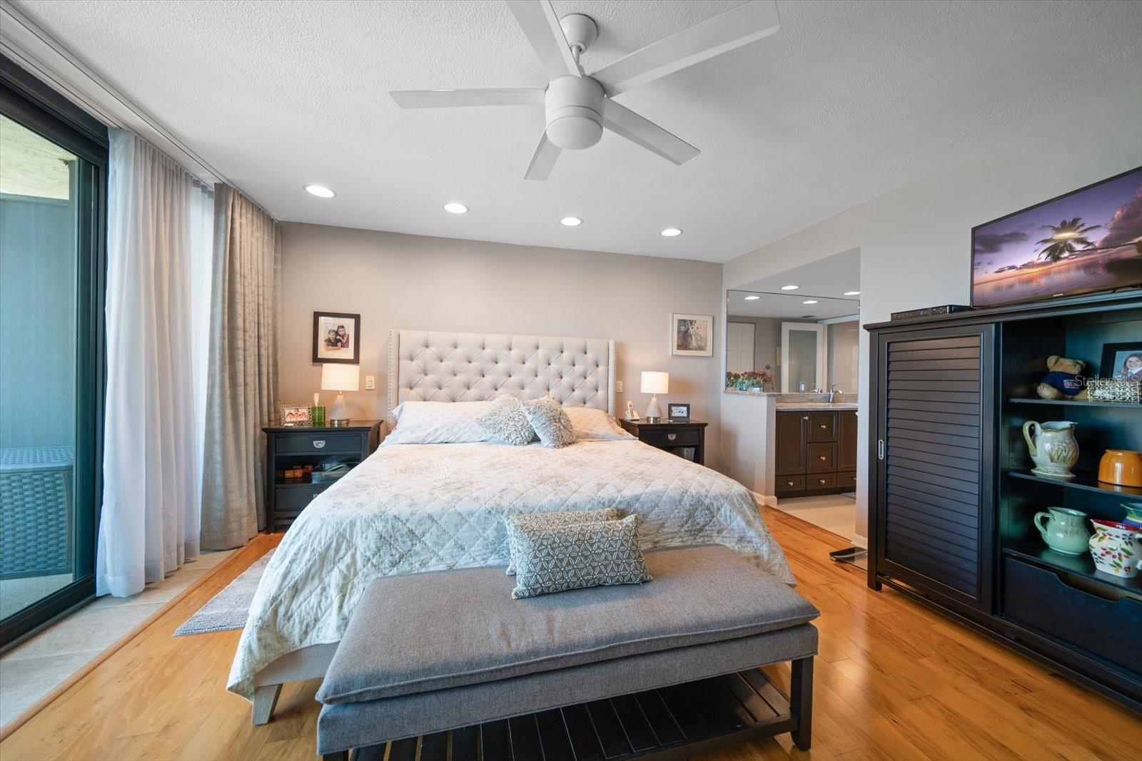 Listing photo id 17 for 7600 Bayshore Drive 204