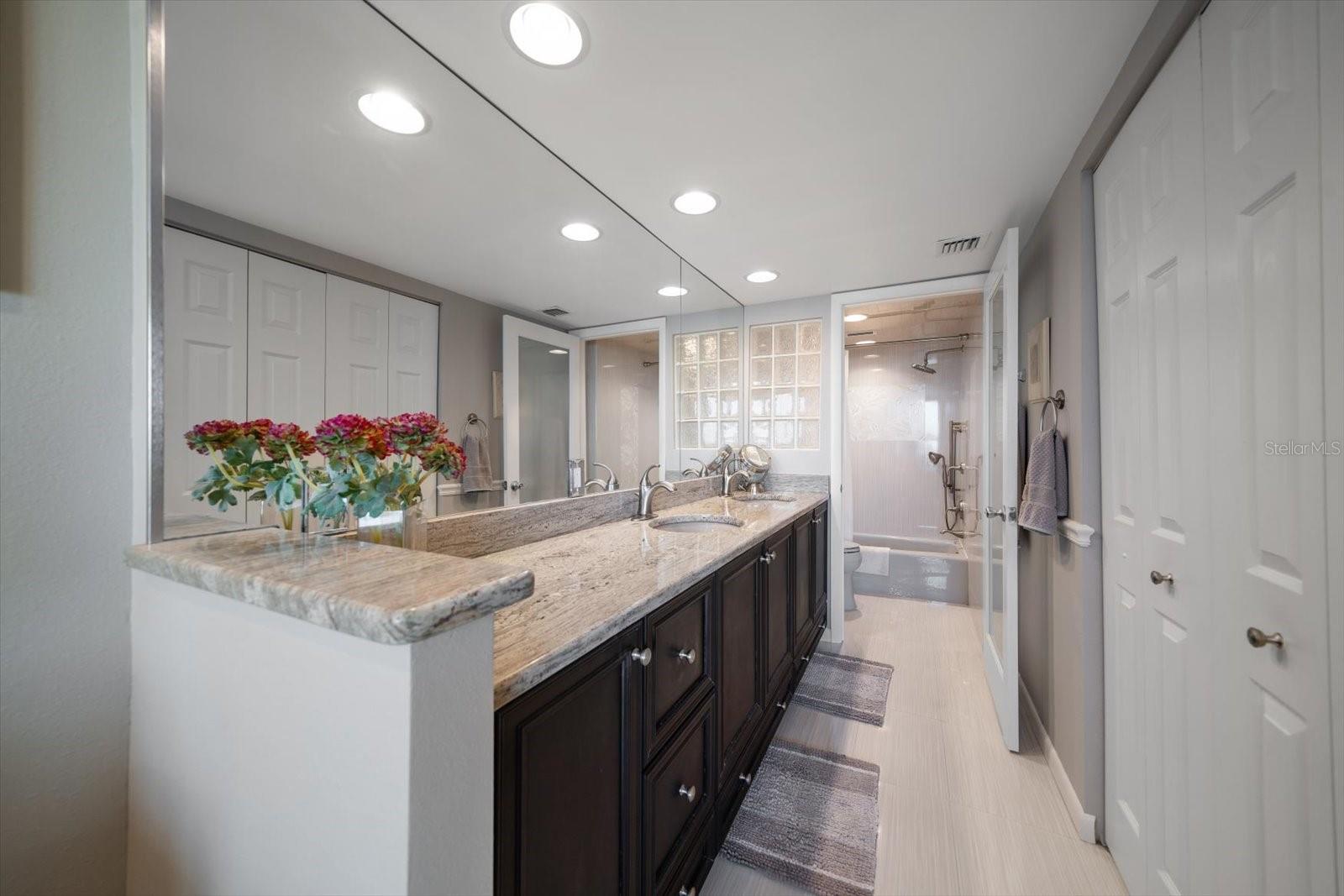 Listing photo id 19 for 7600 Bayshore Drive 204