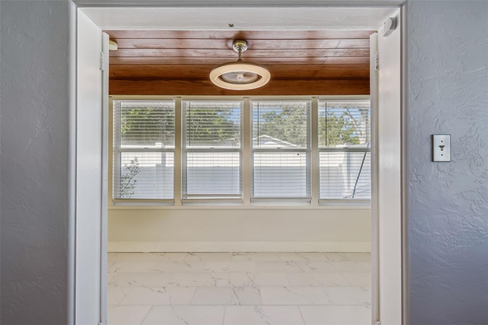 Listing photo id 8 for 1322 48th Avenue N