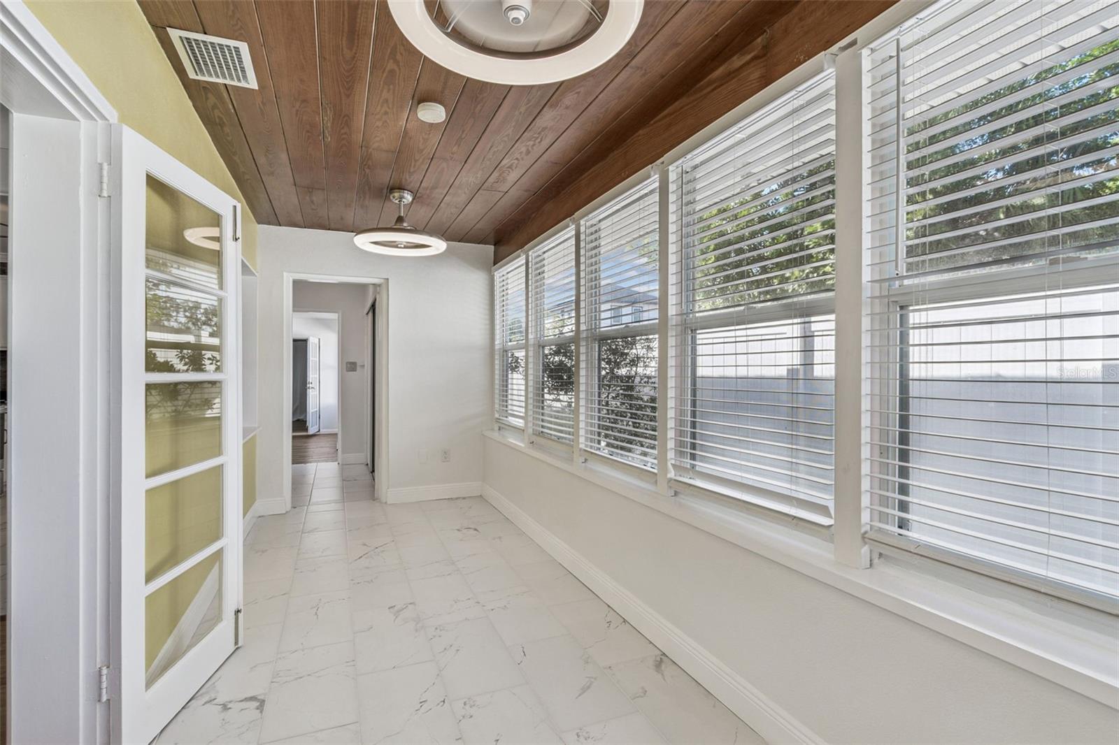 Listing photo id 9 for 1322 48th Avenue N