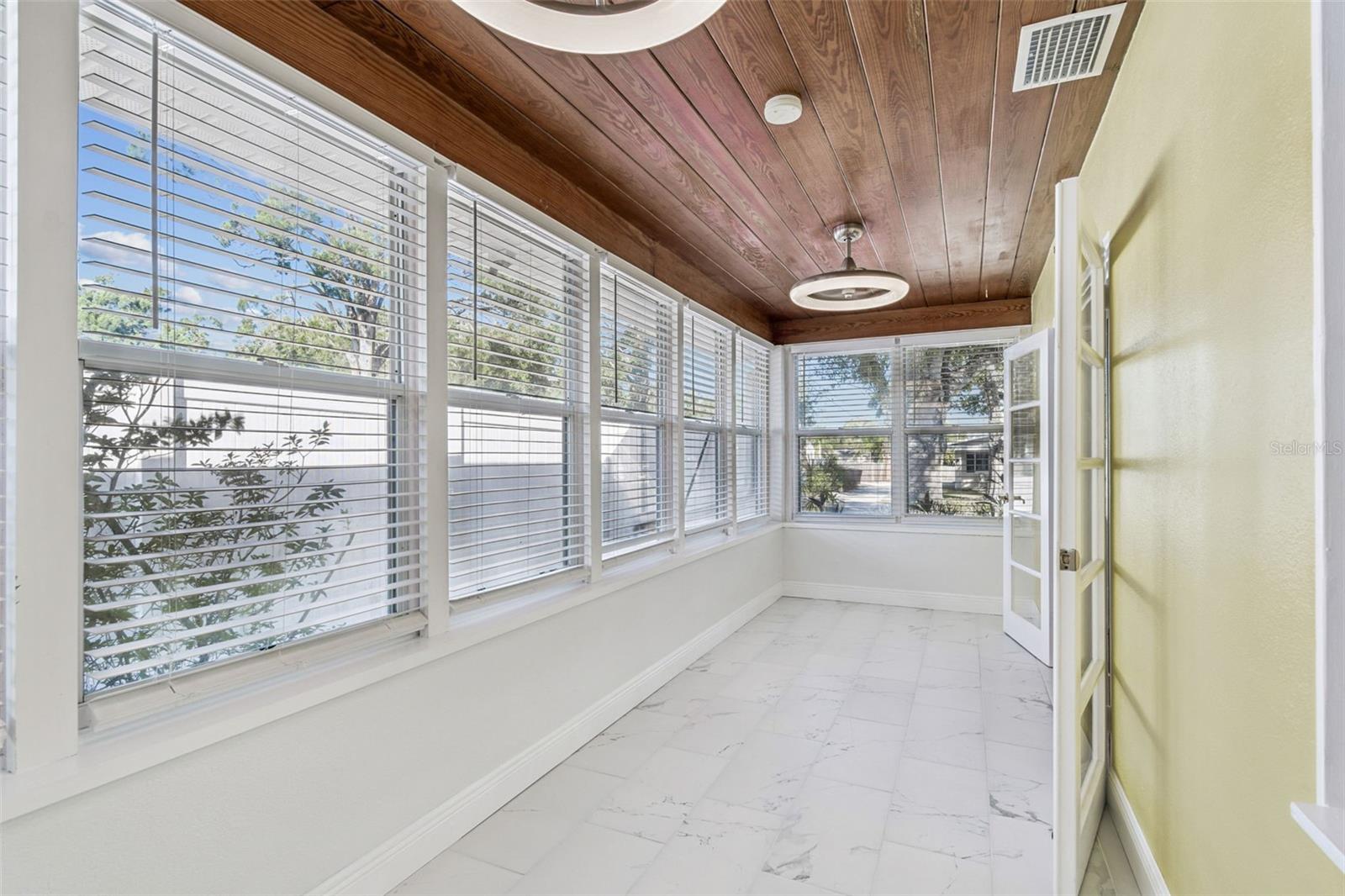 Listing photo id 11 for 1322 48th Avenue N