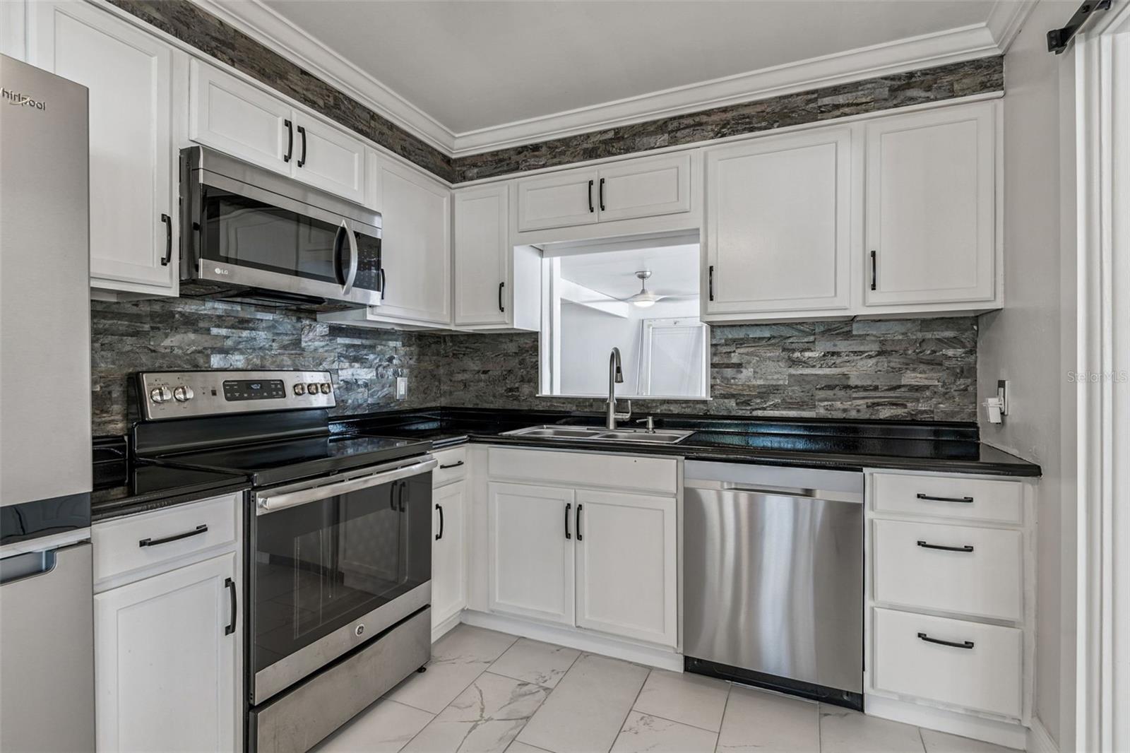 Listing photo id 16 for 1322 48th Avenue N