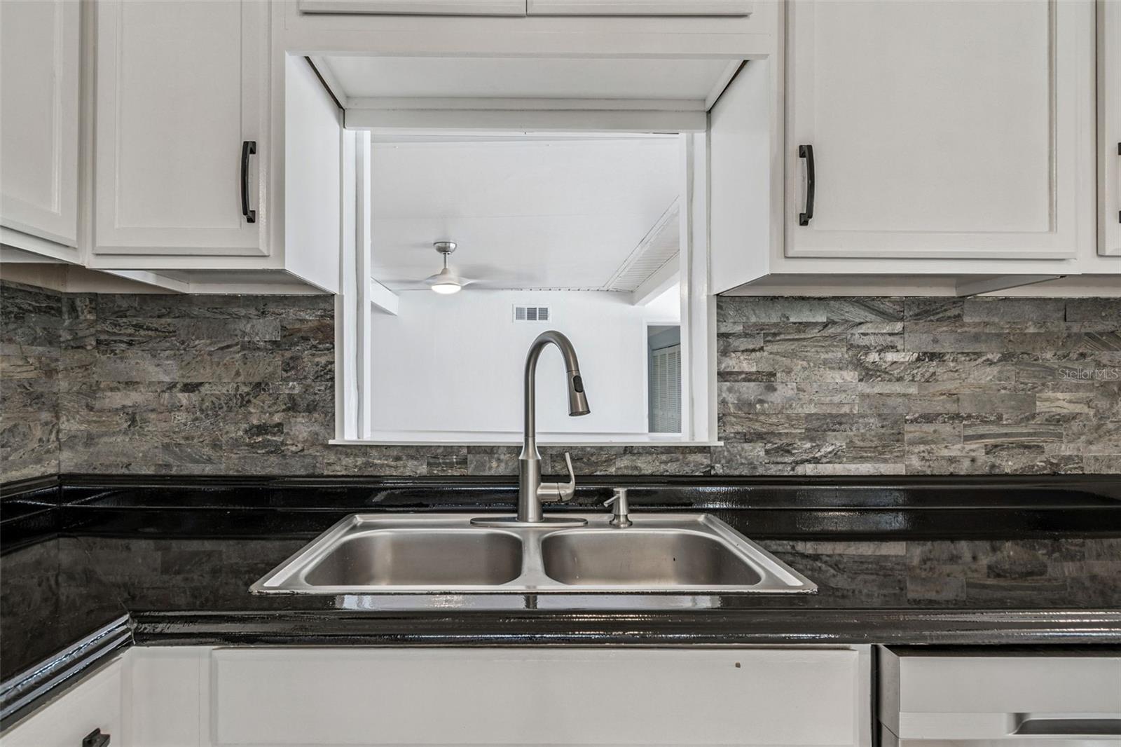 Listing photo id 17 for 1322 48th Avenue N