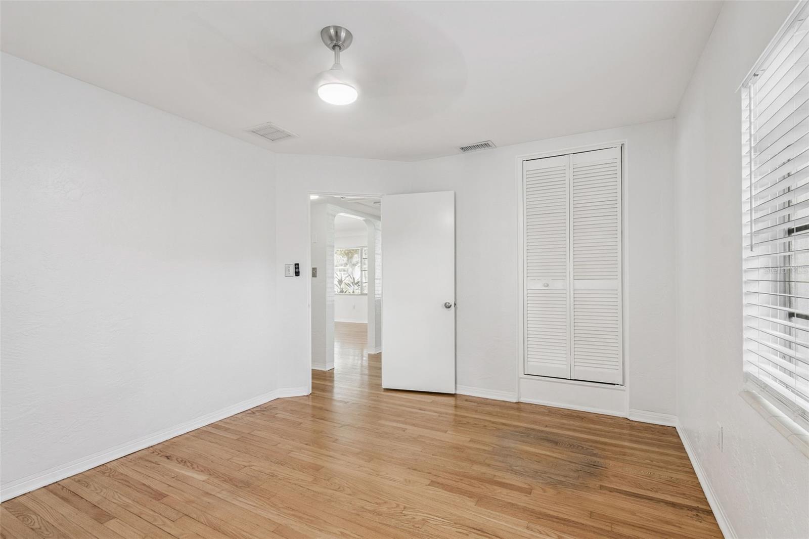 Listing photo id 29 for 1322 48th Avenue N