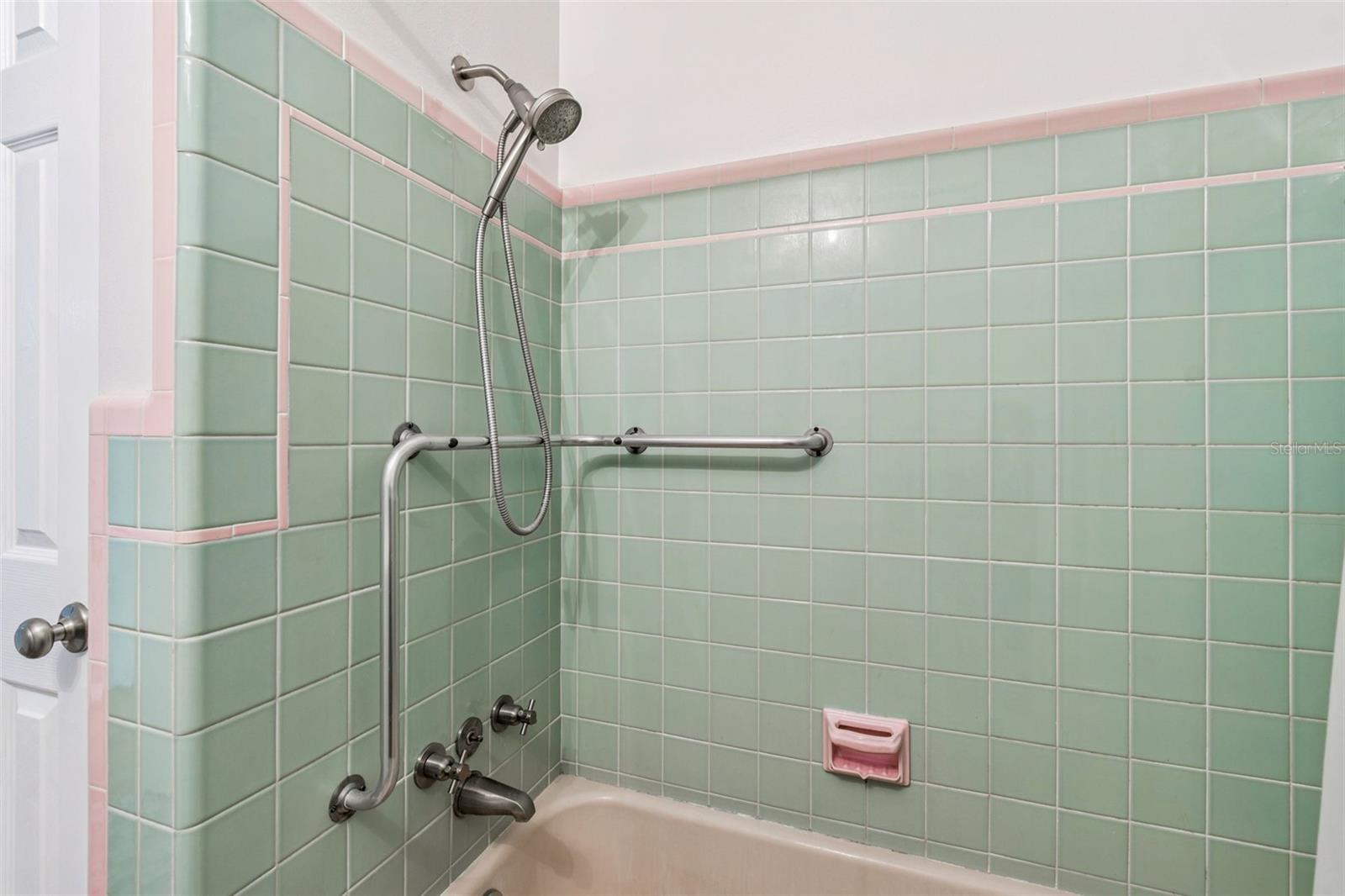 Listing photo id 32 for 1322 48th Avenue N