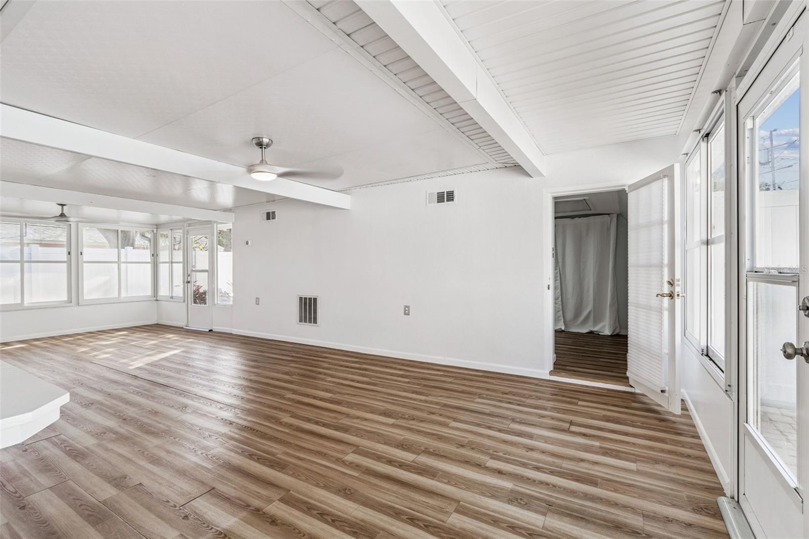 Listing photo id 34 for 1322 48th Avenue N