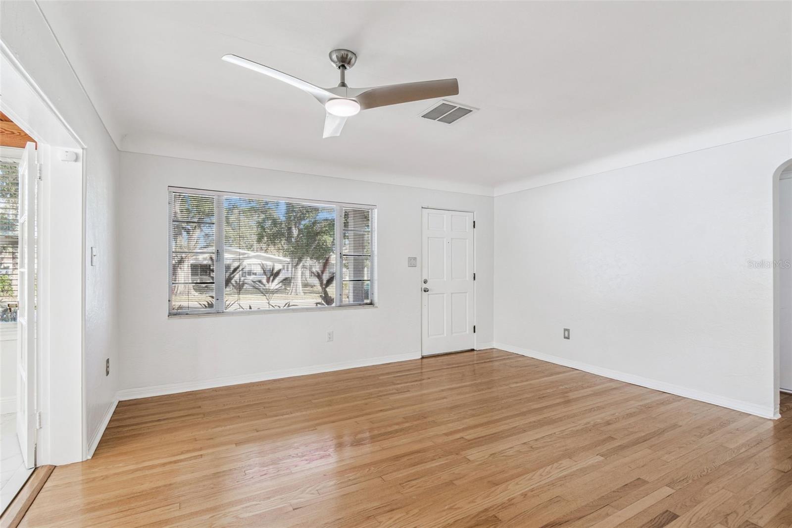 Listing photo id 7 for 1322 48th Avenue N