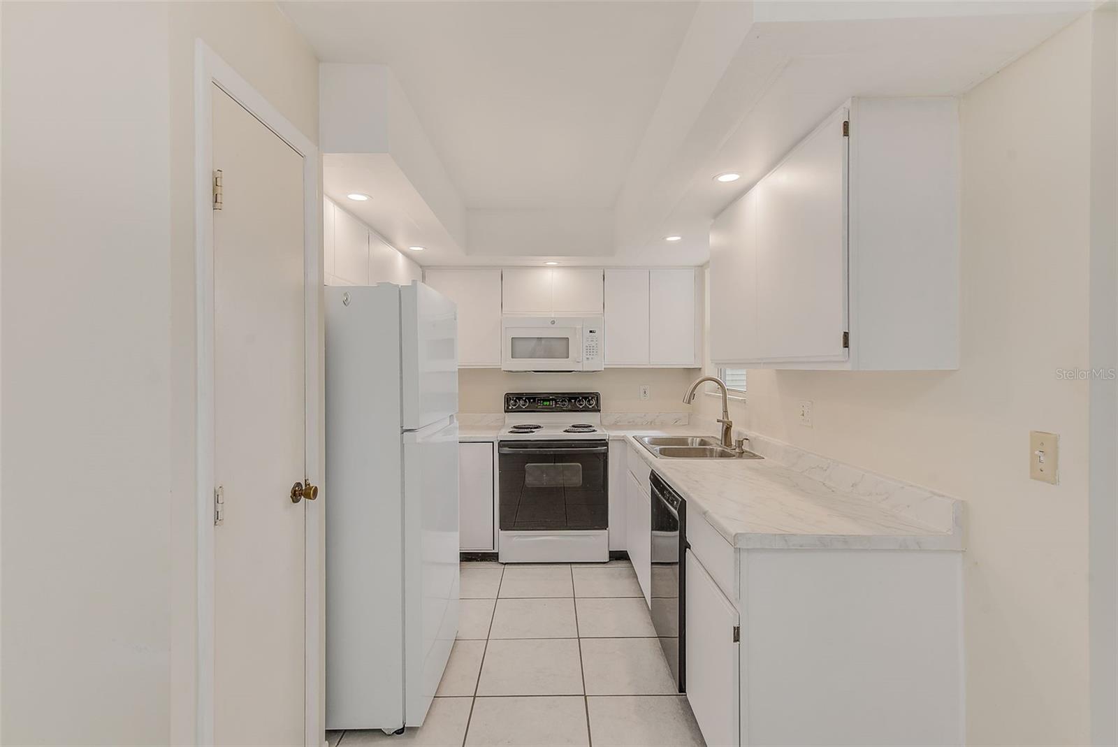 Image 14 of 56 For 1723 Hampton Lane 406