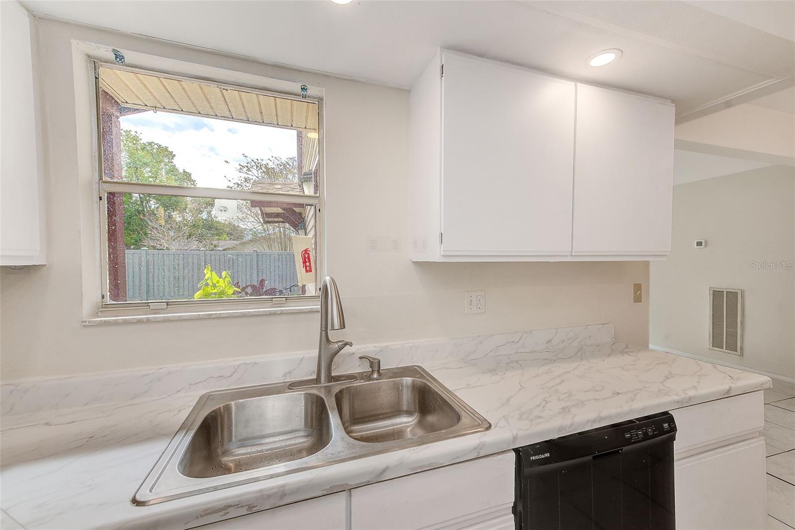 Image 17 of 56 For 1723 Hampton Lane 406