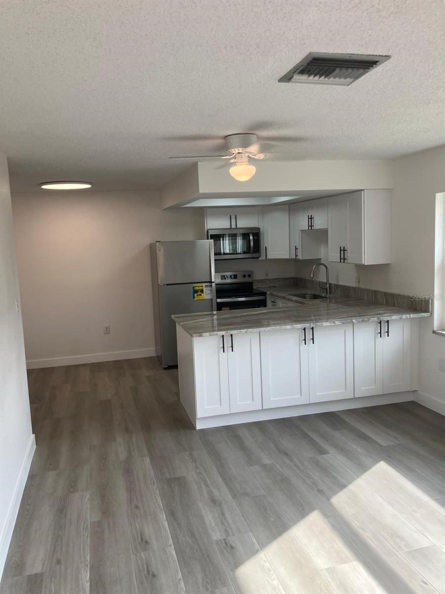 Image 15 of 39 For 6125 Chesham Drive 1