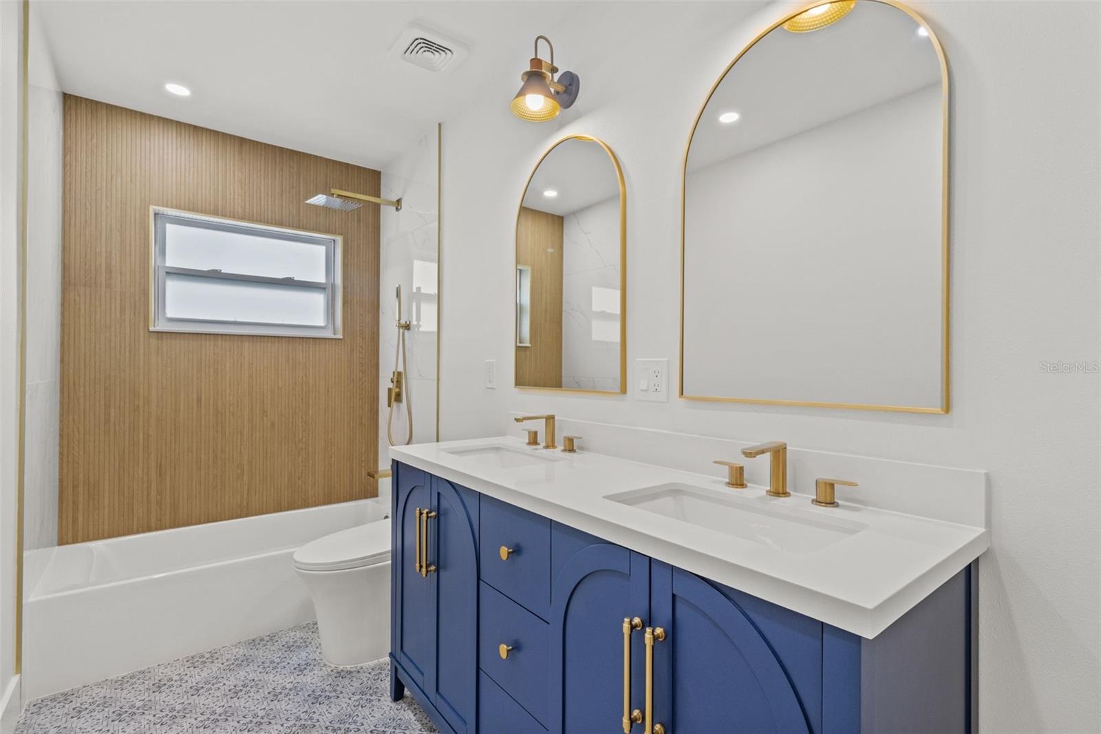 Image 22 of 37 For 3621 Searobin Drive Se