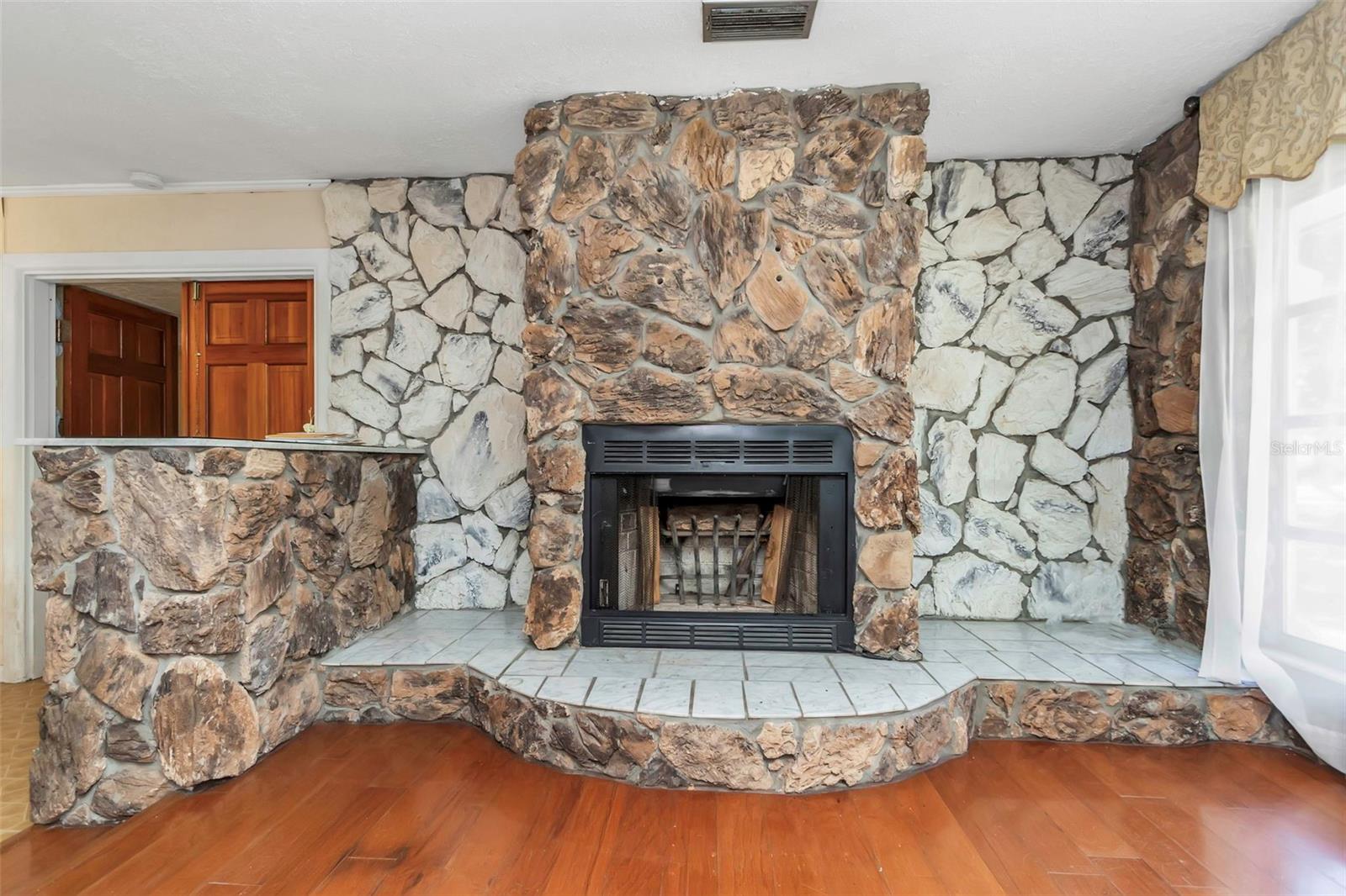 Image 14 of 37 For 17902 Burnside Road