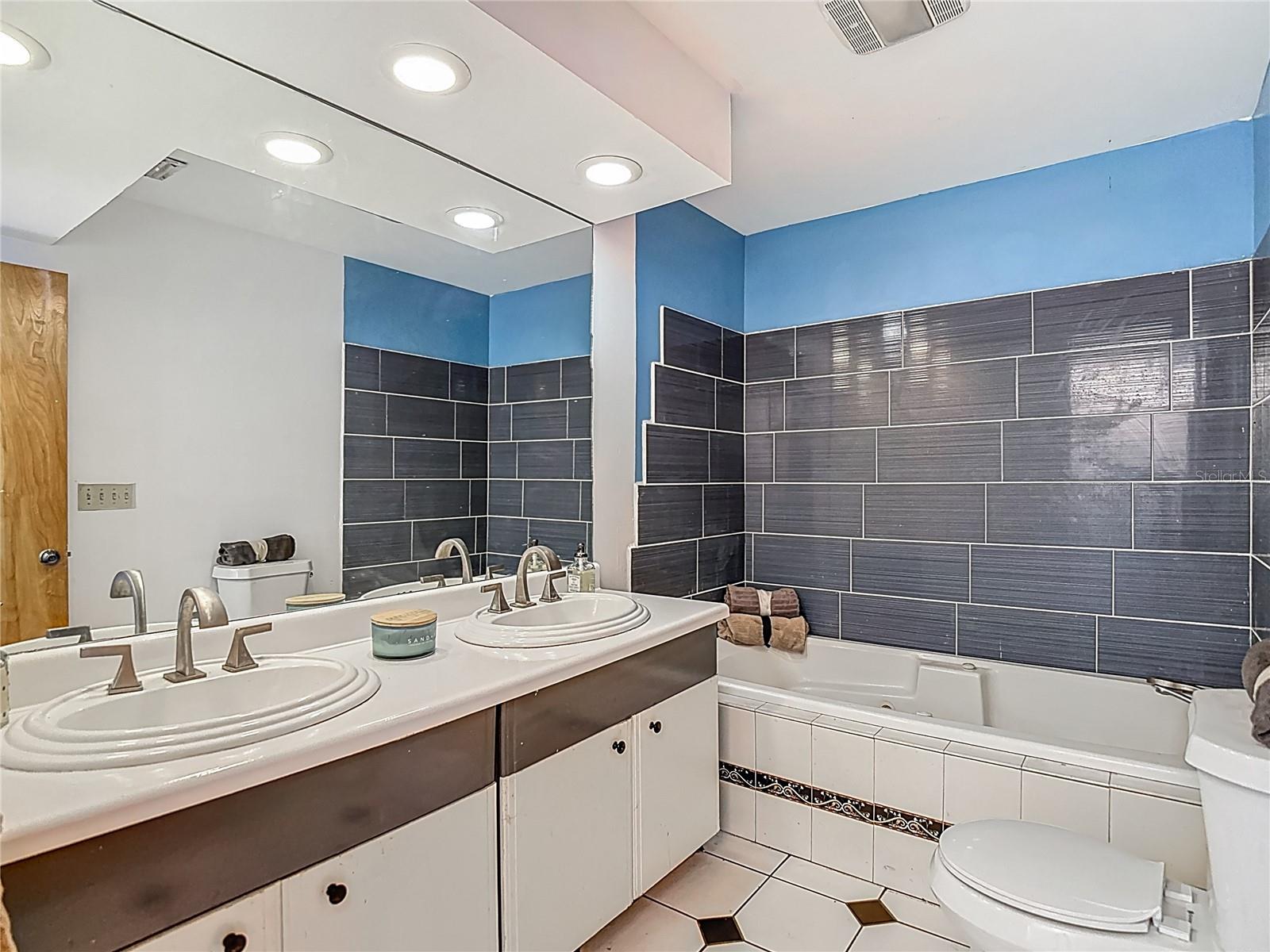 Image 22 of 52 For 2906 Paris Street