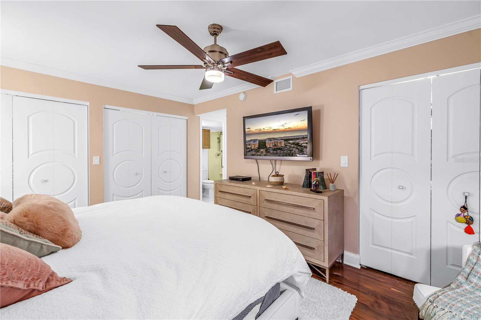 Image 34 of 57 For 6650 Sunset Way  207