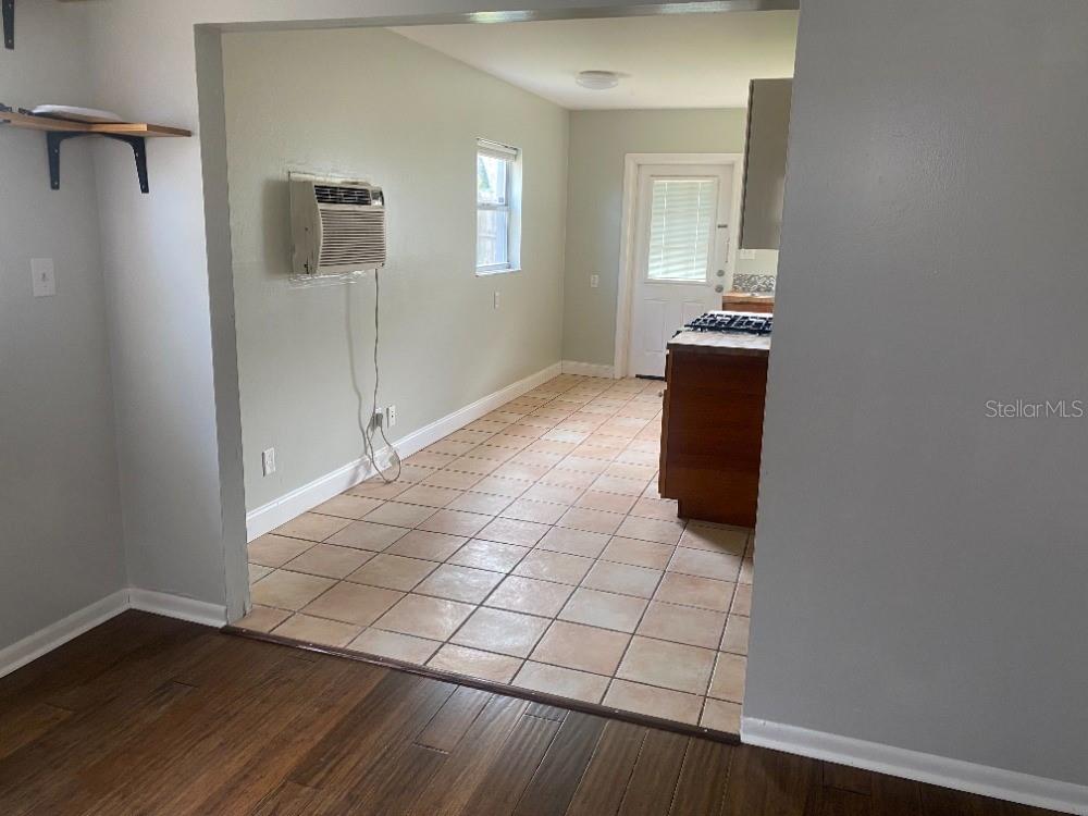 Listing photo id 3 for 232 Beverly Boulevard Unit A