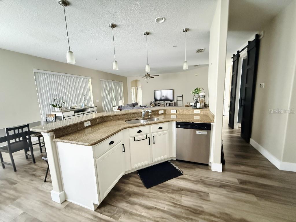 Image 19 of 40 For 4934 Oakway Drive