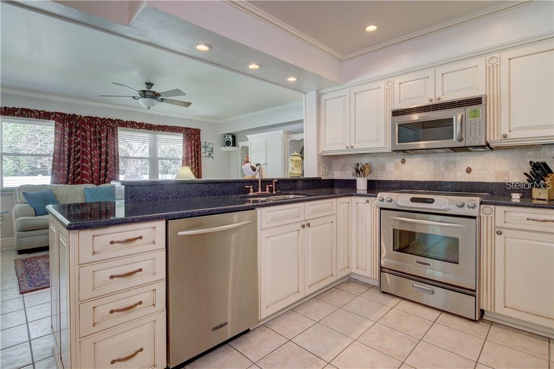 Image 2 of 3 For 2395 6th Avenue Sw