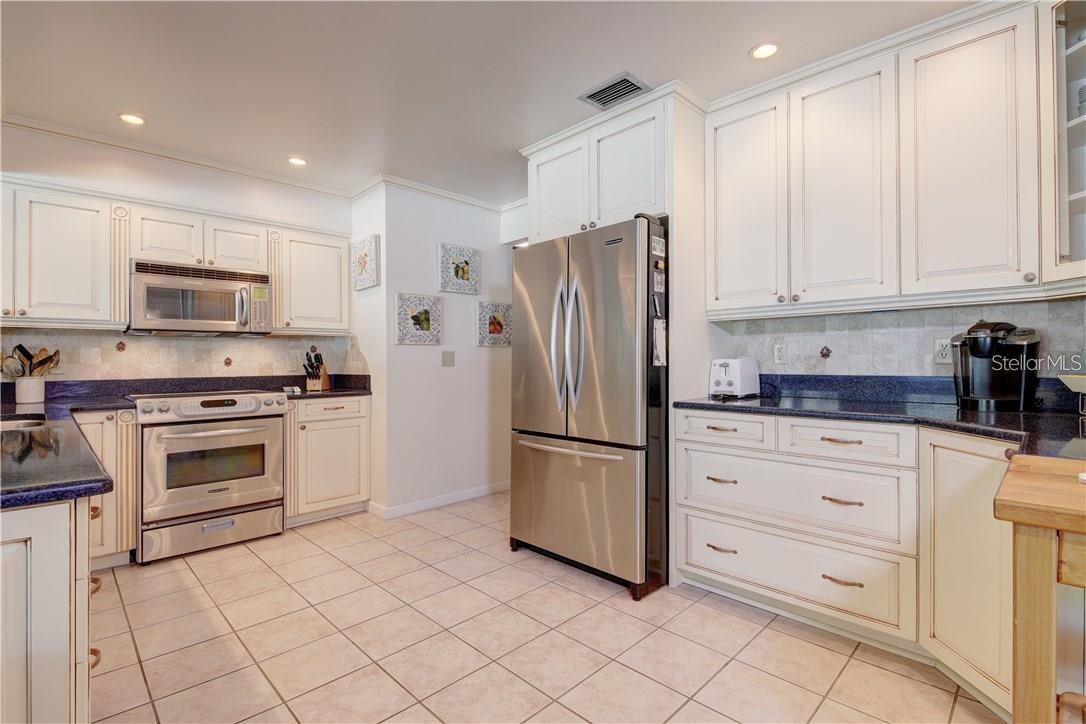 Image 3 of 3 For 2395 6th Avenue Sw