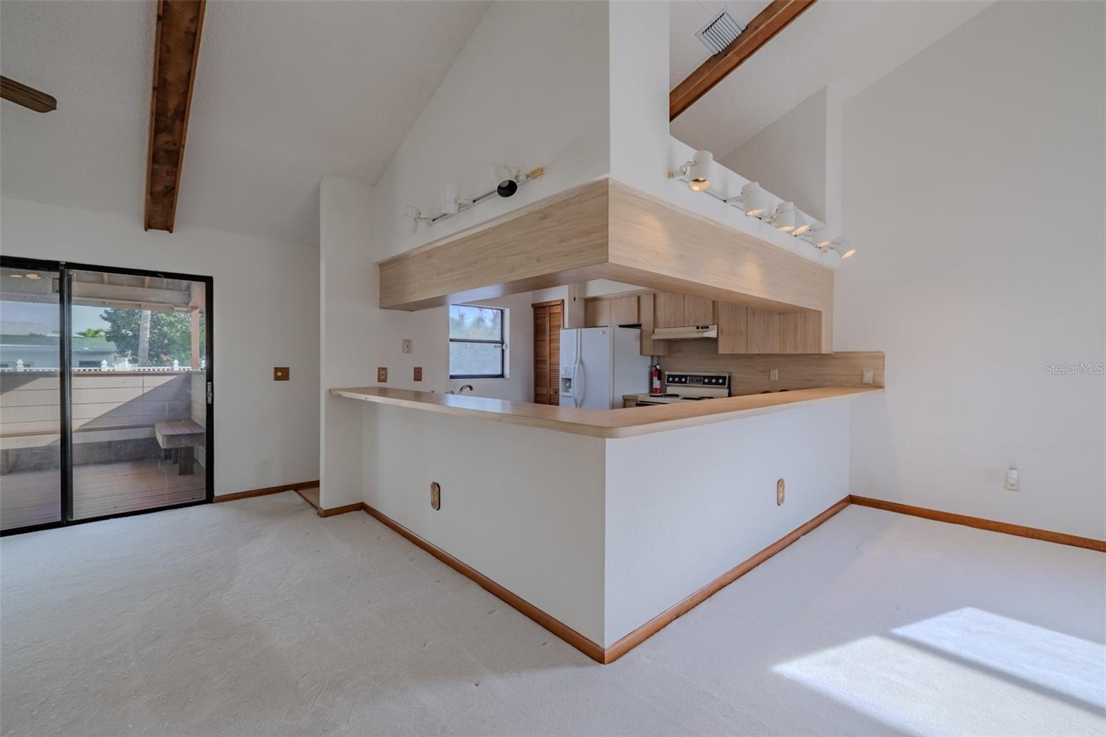 Listing photo id 11 for 337 7th Avenue N