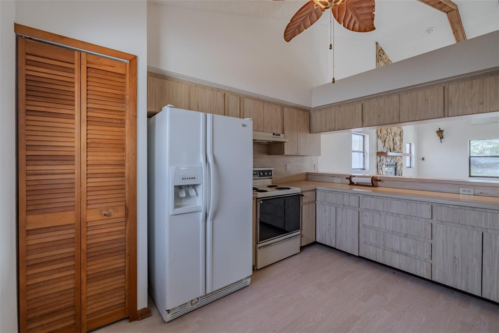 Listing photo id 13 for 337 7th Avenue N