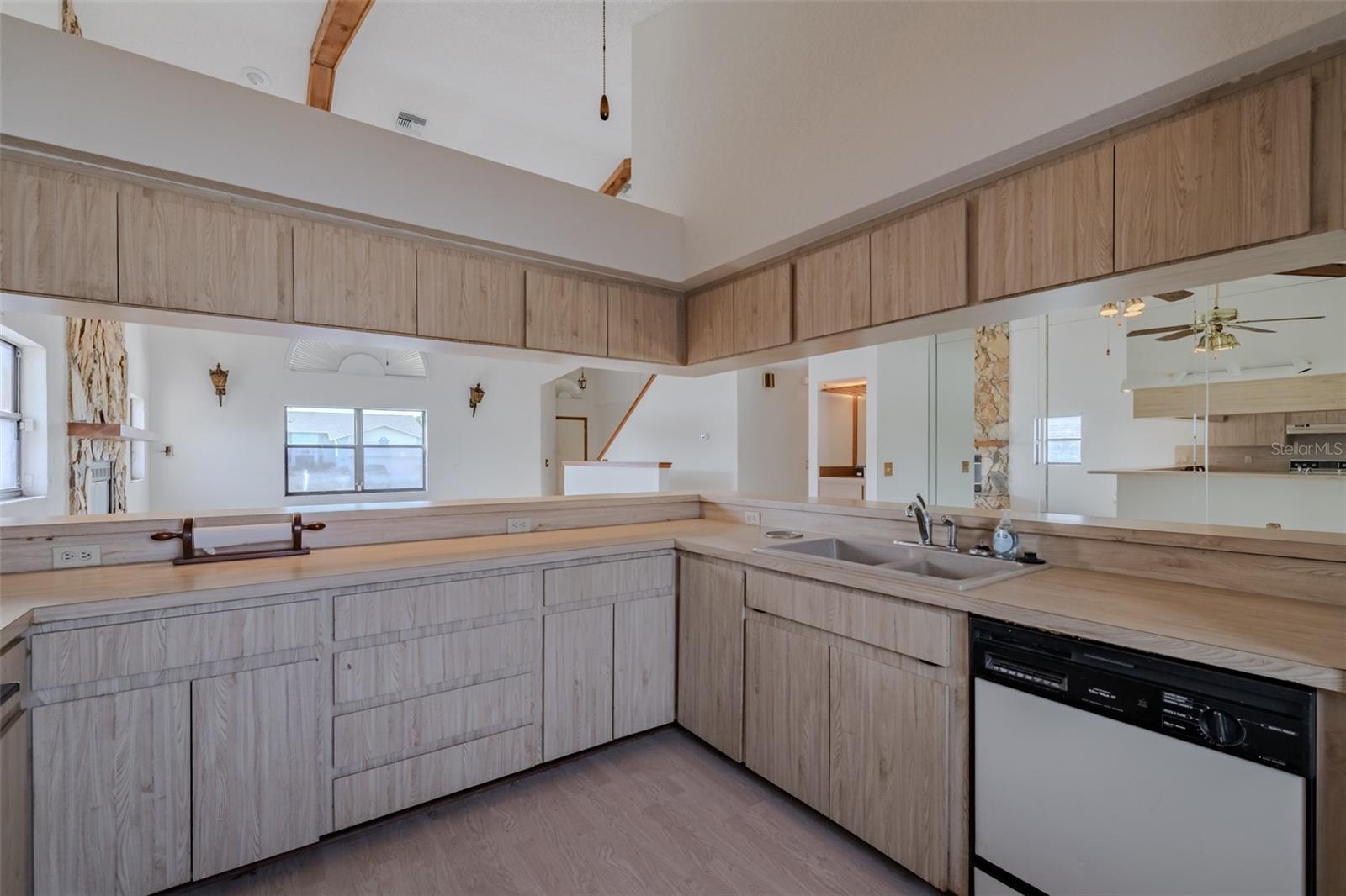 Listing photo id 15 for 337 7th Avenue N