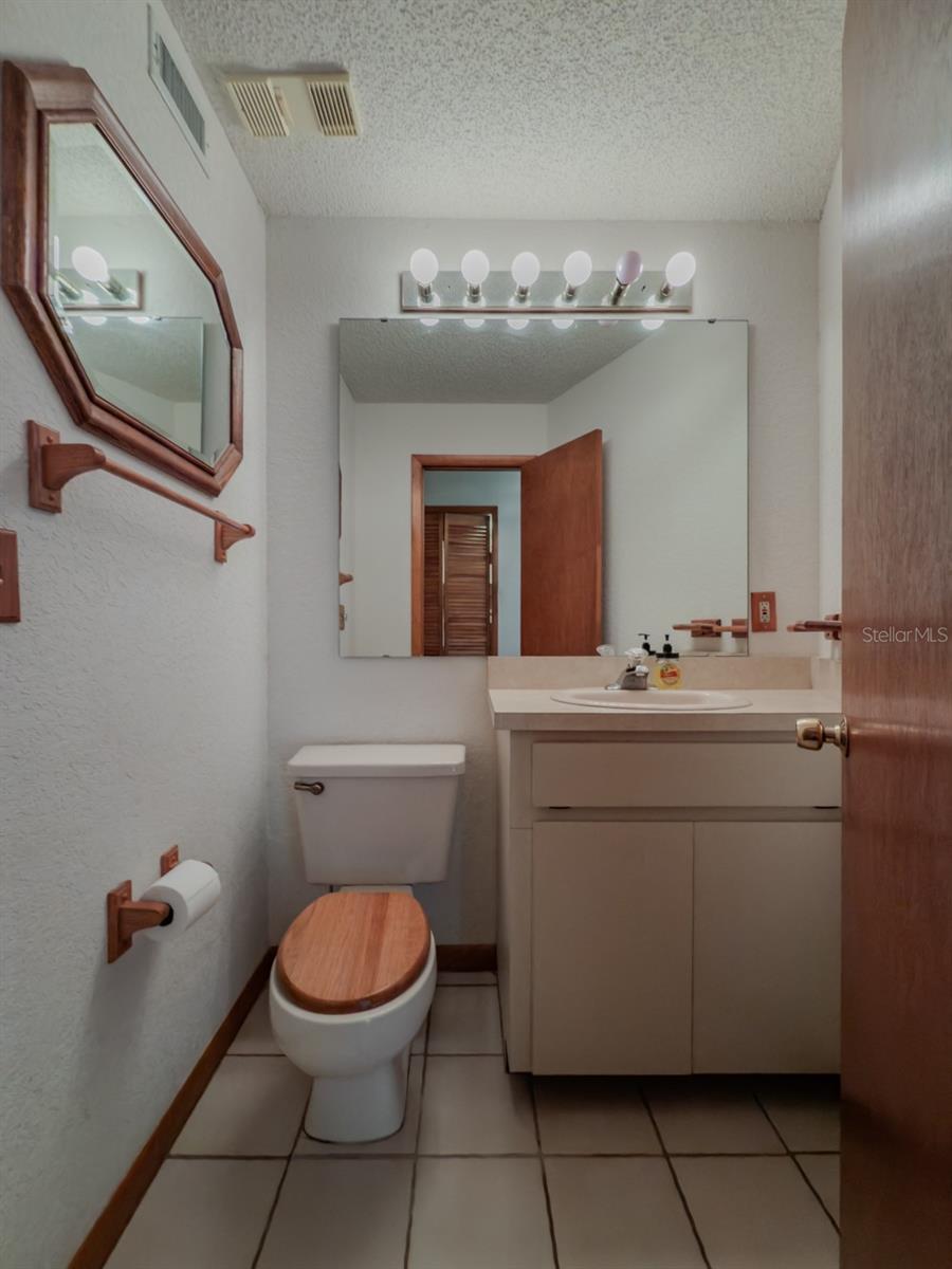 Listing photo id 16 for 337 7th Avenue N