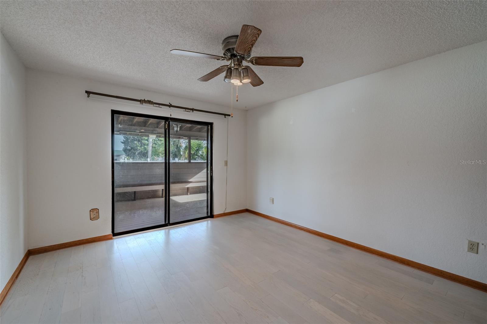 Listing photo id 17 for 337 7th Avenue N