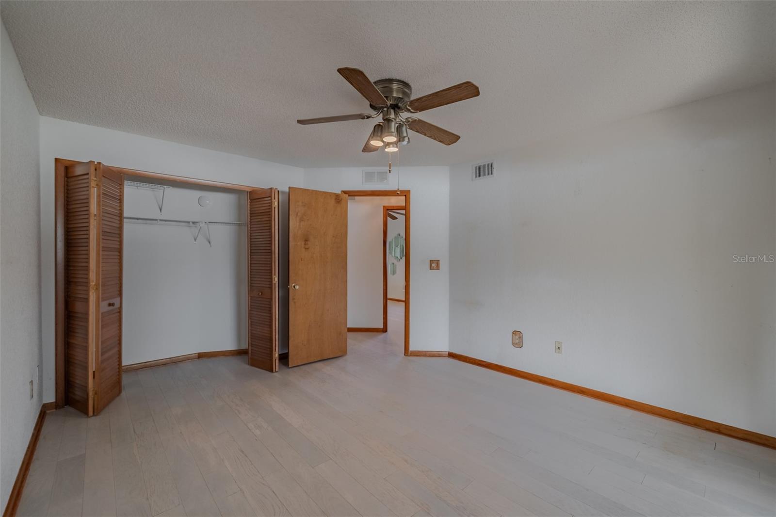 Listing photo id 18 for 337 7th Avenue N