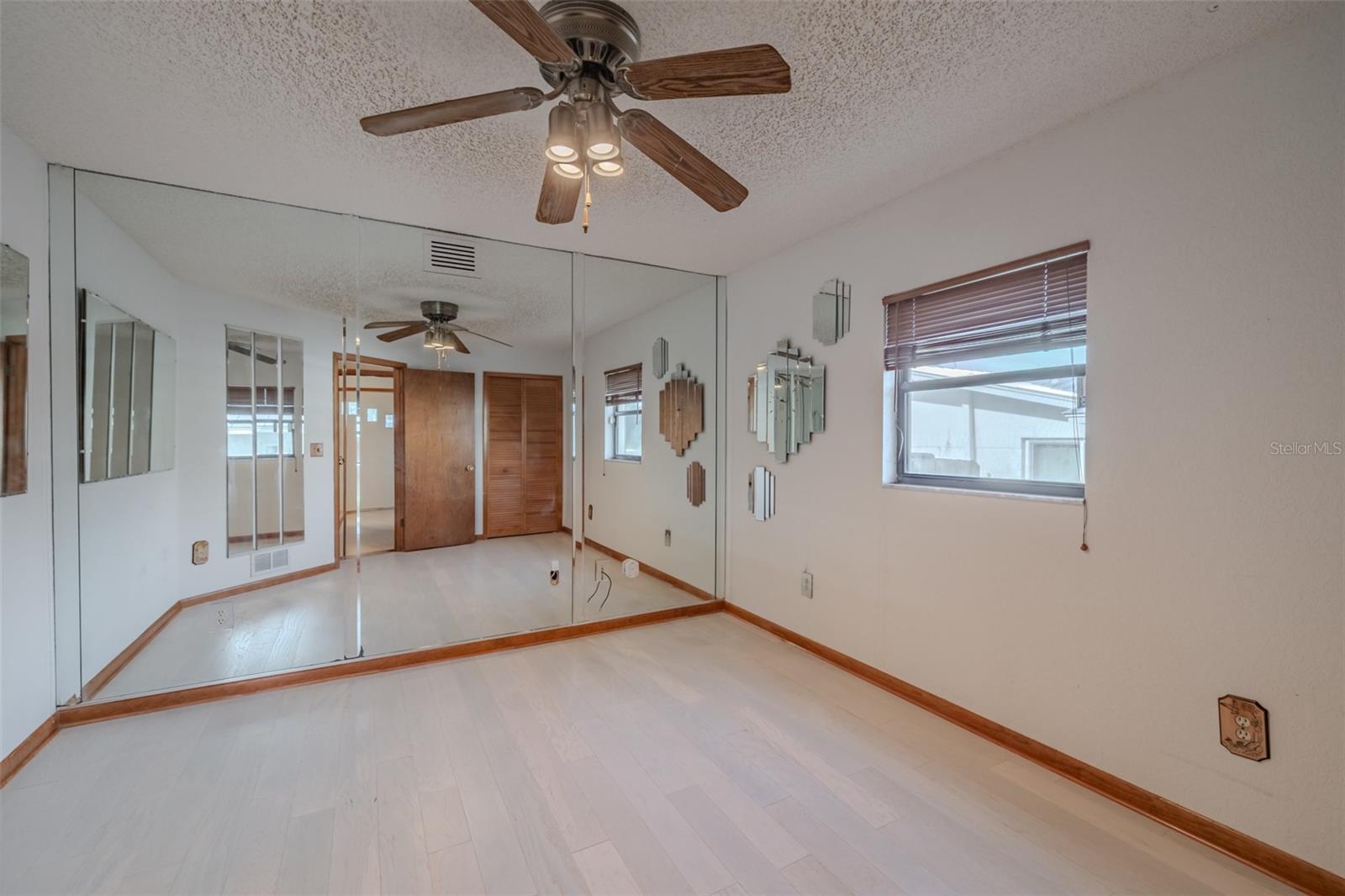 Listing photo id 19 for 337 7th Avenue N